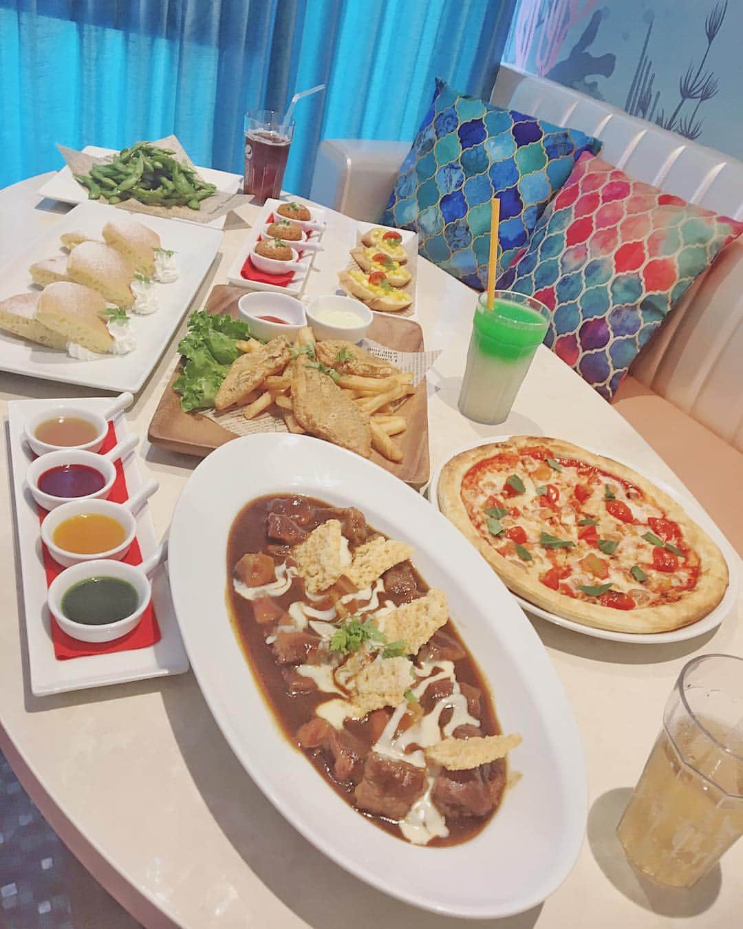 和希詩織さんのインスタグラム写真 - (和希詩織Instagram)「🎤🎶🍕🍖#karaoke🎤 #music #marmaid #sea #shell #roomtour . . 最近のカラオケは#映え すぎる💪❤️ 明後日オープンするビッグエコー渋谷センター街本店🎤❤️ でカラオケ女子会してきたよ👩‍👩‍👧💞 . . 可愛すぎてヤバみ。 #マーメイドルーム スゴない？笑笑 テンション上がりすぎる💪 カラオケの同じ料金なら絶対映えるお部屋でわちゃわちゃしたいでしょうよ🧡 . . しかもエポスカードとか見せると 30パーセントOFFとかもお得があるらしく。 . . 料理も特選のコースで豪華で映えで うまいとゆー😋🍽神か。 . . ちなみに他の部屋もめちゃかわいいとゆー事件。 スワイプしてみてみて👀 白雪姫。シンデレラ。アラビアン。 とにかくすごいいっぱいあって‼️ 廊下もフラワーフォトスポットがあって 映えるためのカラオケになってるよ😘 撮りまくるしかない。もはや😳❤️ . . . . . . #ビッグエコー女子会 #おしゃれカラオケ #PR #BIGECHO #ビッグエコー #カラオケ #渋谷 #渋谷センター街 #センター街 #shibuya#オシャレさんと繋がりたい #映えスポット #shibuya #歌好きな人と繋がりたい #カメラ女子 #女子力向上委員会」9月12日 19時33分 - kazukishiori