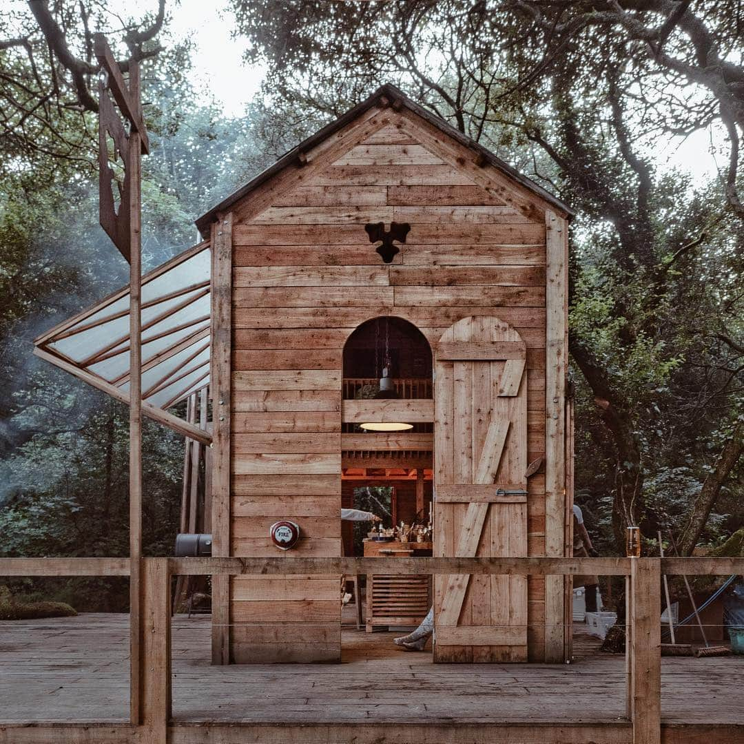 adamさんのインスタグラム写真 - (adamInstagram)「It was great to get off the beaten track a couple of weeks ago with @CarlsbergUK and try something new with their cabin. Inspired by the Danes, the cabin not only looks amazing with its intricate details, but it is also powered by a waterfall! There is nowhere better to switch off and re-connect with friends by enjoying a nice cold Carlsberg Export and try living #thedanishway  Tune into my stories throughout the day and find out more about booking your stay.」9月12日 20時05分 - adampartridge