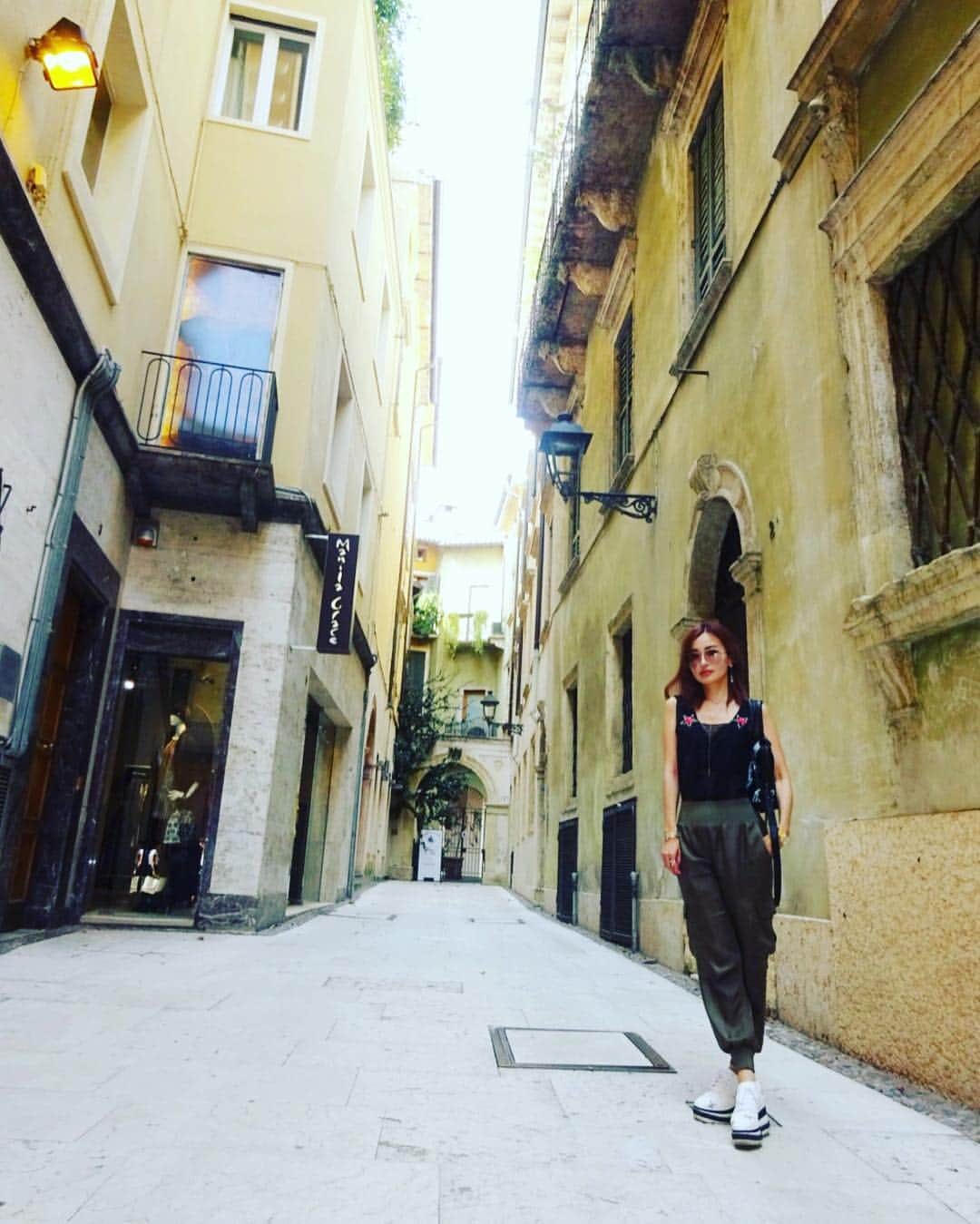 平子理沙さんのインスタグラム写真 - (平子理沙Instagram)「Romeo〜〜❤️帰国する朝、ジュリエットのバルコニーを観光しました😃💕 #ジュリエットの左胸を触ってきたぞい#romeoandjuliet #verona#italy#travel #lifestyle#fashion#beauty#risahirako#平子理沙」9月12日 20時31分 - risa_hirako