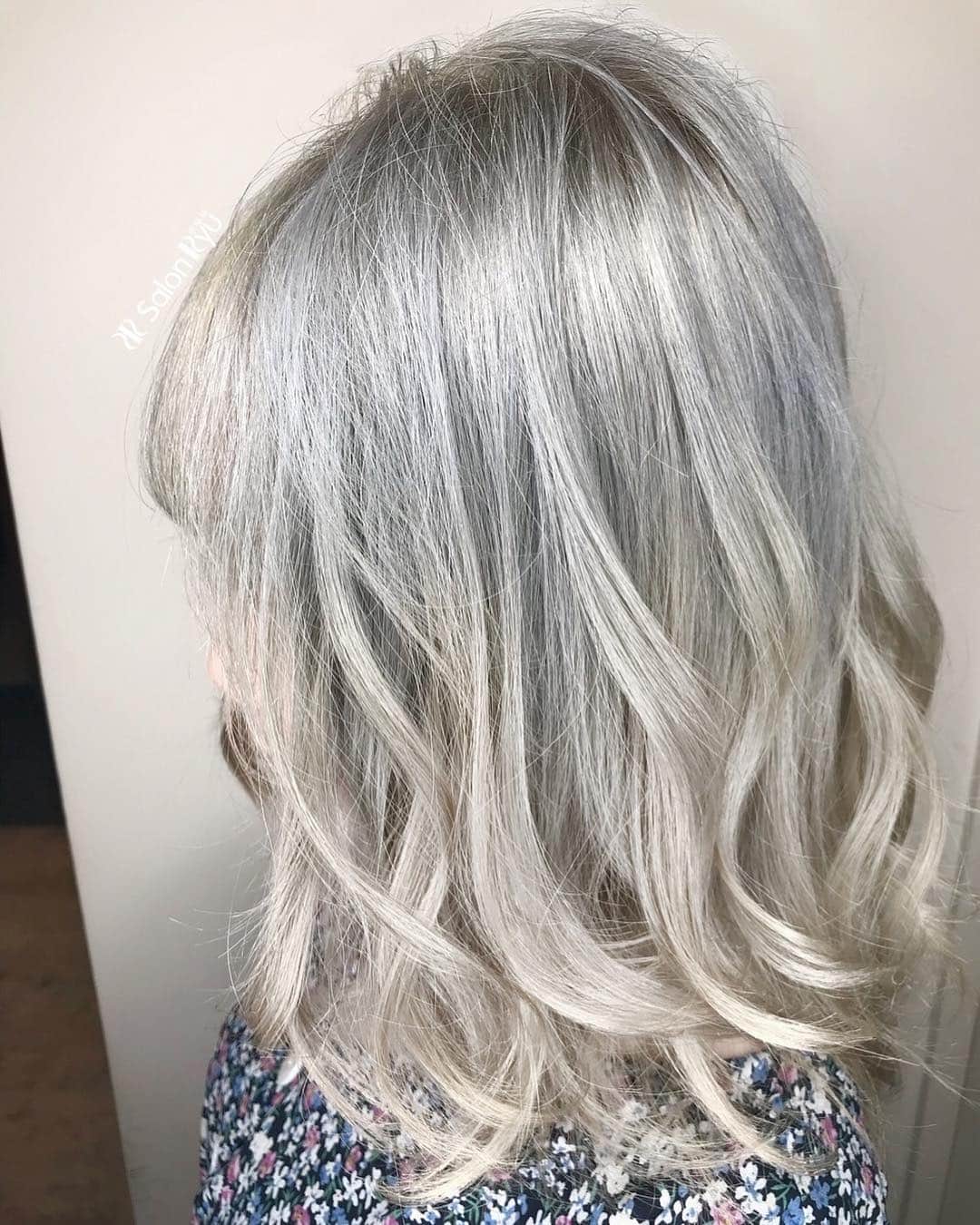 京極 琉さんのインスタグラム写真 - (京極 琉Instagram)「ワクワクイメチェン🌹 ・ スワイプでbefore見れるよ^ ^ 6LVでグレーベージュカラーされてる状態でした ・ UlQua (ウルカ) 川口店 トリプルカラーセミナー🔥 ・ 最高な時間ありがとうございました🌹 ・ ブリーチ二回からOnカラーなのに髪質が柔らかくて、ツヤツヤ✨ ・ 残留色素の消し方やブリーチテクニック、塗布の仕方などについてシェアさせていただきました🔥 ・ プロフェッショナルなアーティストになろう😘 ・ プロは多く語らず、技術で魅力する ・ 素敵な時間ありがとうございました👍☀️ ・ トリプルカラーで世界を救いましょう🔥 #SalonRyu#京極琉#臨店講習」9月12日 11時41分 - ryuhairartist