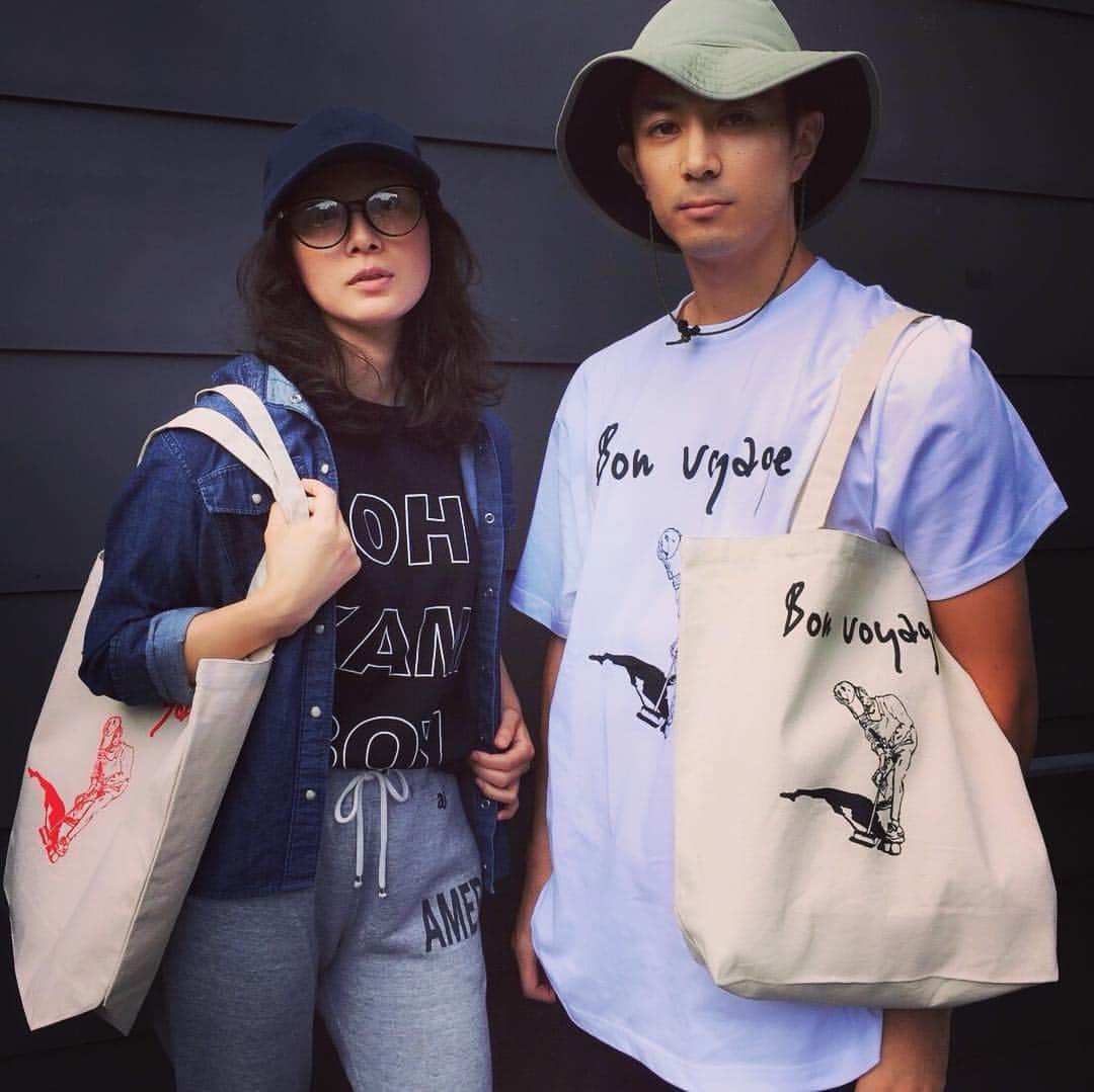 竹中友紀子のインスタグラム：「#newgoods  狼少年のNew グッズお披露目です。 ・ OH KAMI BOY Tシャツ 白抜きバージョン 白or 黒 Bon voyage Tシャツ 白or黒 Bon voyage トートバッグ 柄黒or赤 #モデル ... #川瀬遼太 #竹中友紀子 ・ #仙台 #10box にてお待ちしてます(*^^*) ・ ・ #狼少年 #2018年夏公演 #一か八か #bonvoyage #9月14日 #15日 #16日 #演劇 #芝居 #仙台公演 #仙台love #狼少年グッズ #ohkamiboy #ohkamiboytシャツ #bonvoyagetシャツ #bonvoyageトートバッグ #コーディネート#カジュアルコーデ」