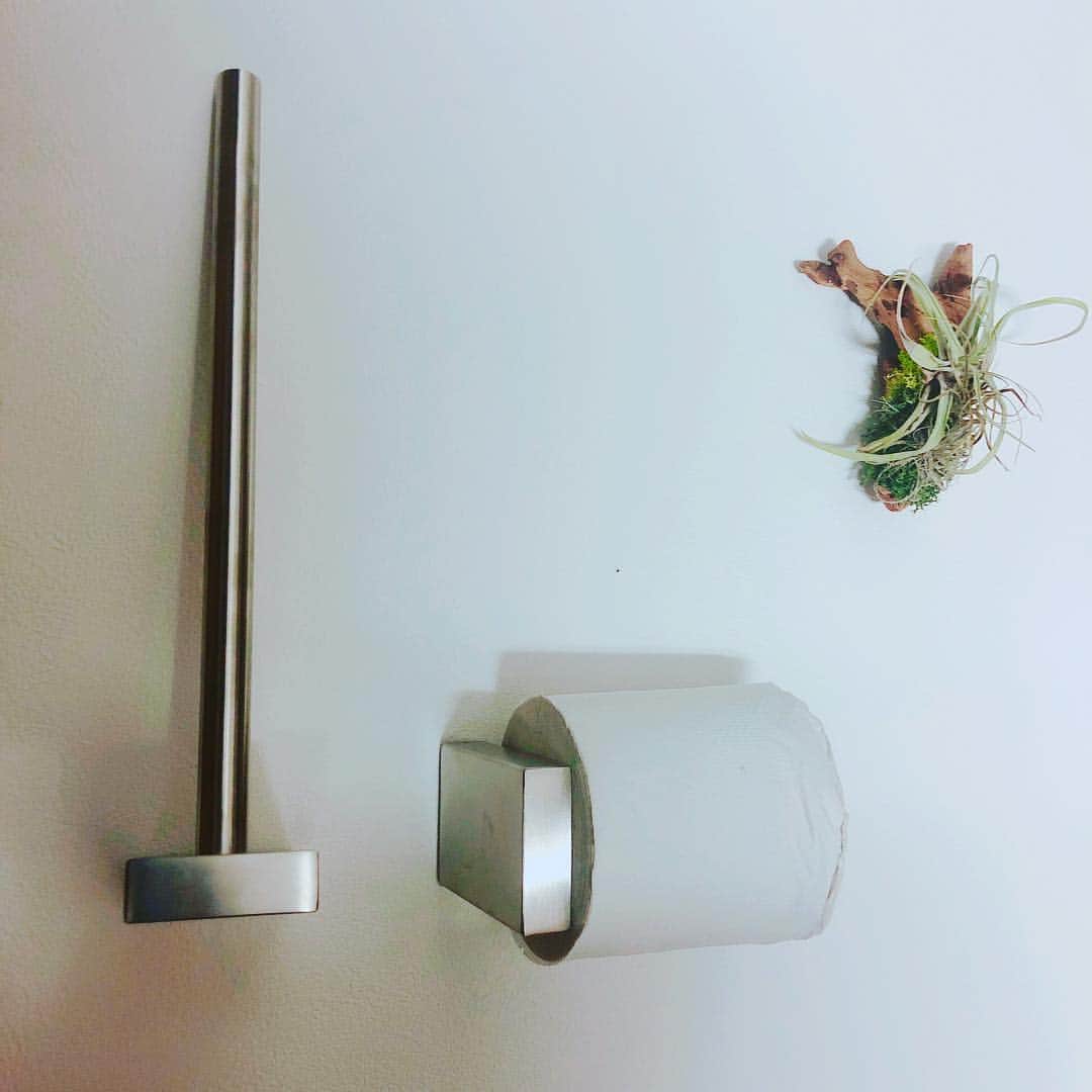 ipocketshoptのインスタグラム：「ドイツ製🇩🇪ZACKトイレットペーパーホルダー . . ドイツで設立されたZACKはステンレス製ハウスウェア専業ブランドです。  ZACKの思想とは、日常の生活空間にシンプルな美というものを実現することだそう。 高い品質が地元ドイツで評価されているブランドです。 . . 購入はインスタ画像からタップして購入できます★ . .#トイレットペーパーホルダー .#ドイツ製 .#インテリアデザイン .#シンプルな家 .#シンプル .#ステンレス製 .#バスルーム .#美 .#美しい .#インテリ .#シンプルインテリア .#リフォーム .#リノベ .#リノベーション .#マンション .#戸建 .#ライフ .#こだわりの家 .#ライフスタイル .#ZACK .#ホテル風 .#シンプルライフに憧れる .#シンプルデザイン .#トイレ好きな人と繋がりたい」