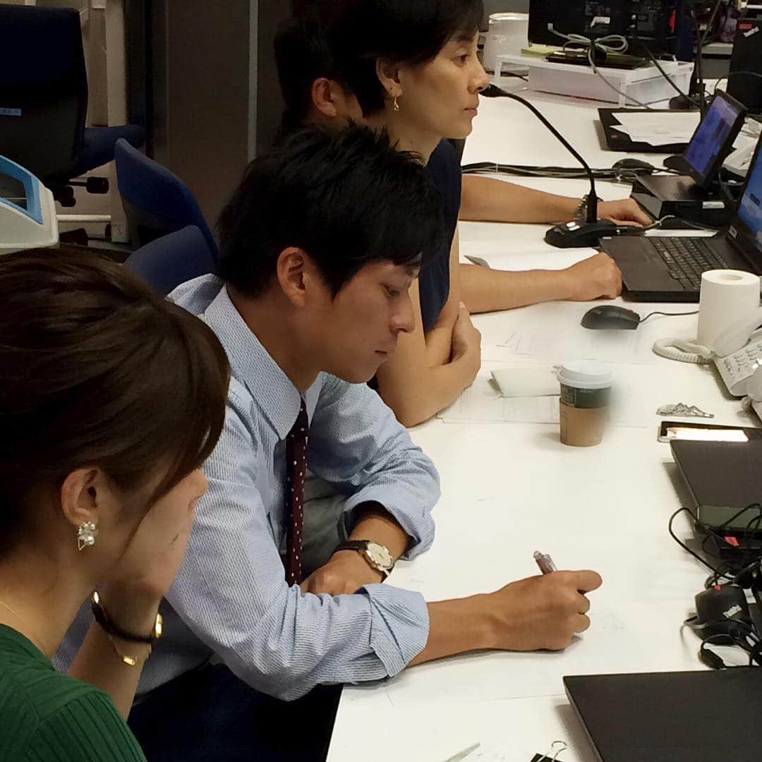 フジテレビアナウンサーのインスタグラム：「PRIME news days放送後、13時の会議が始まりました。 今日の私の報道任務はここまで。 PRIME news eveningのキャスターにバトンタッチします。  報道センターには、有事に備え24時間アナウンサーがスタンバイをしています。  大きな災害が次々と日本を襲っています。 大切な人を亡くされた方、揺れや暗闇の中で心細い日々を過ごされている方、不自由な生活を強いられている方、たくさんの痛み・苦しみを分かち合うのは容易ではありません。 少しでも皆さんに安心できる時が訪れますように。 報道に携わる者として、また一人の生活者としても、どうあるべきか考え続けていきます。  #プライムニュースイブニング #島田彩夏 #倉田大誠 #海老原優香 @ebioffi  #プライムニュースデイズ #梅津弥英子 #フジテレビアナウンサー  #倉田くんのじどり でも #私のダメな携帯のインカメラ だから #せっかくの写真が😭 #次回は私服の倉田くんをおさえたい #うめづ日記」