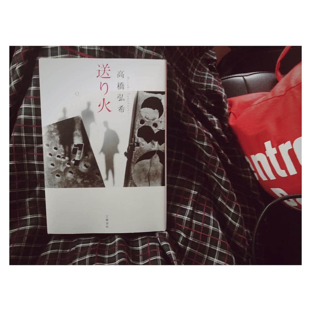 本田翼さんのインスタグラム写真 - (本田翼Instagram)「✈️ そしてわたしは日本を発つのであった。 そしてわたしは普段、本を読まないので せめて芥川賞と直木賞をとった本だけでも 読もうと思うのであった。 こちらは芥川賞を受賞された 『送り火』である。」9月12日 14時28分 - tsubasa_0627official