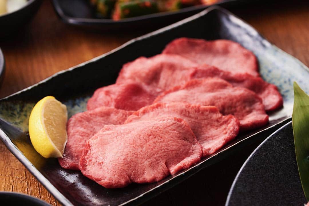 海千山千番長なんば店〈公式〉のインスタグラム：「. 🏔海千山千番長 難波店🌊 . 🍖特選・黒毛和牛炭火焼肉コース🍖 . 【A5ランク黒毛和牛】の中でも厳選した部位のみを使用した特選焼肉とホルモンがセットになったボリューム満点のお得なコースです😋🍖🍻 . #海千山千番長 #大阪 #難波 #なんば #裏なんば #海鮮 #鮮魚 #刺身 #お寿司 #フグ #アワビ #いくら #ウニ #和牛 #黒毛和牛 #焼肉 #a5和牛 #炭火 #炭火焼肉 #美味しいもん #特選 #タン #牛タン #牛塩タン #海の幸 #山の幸」