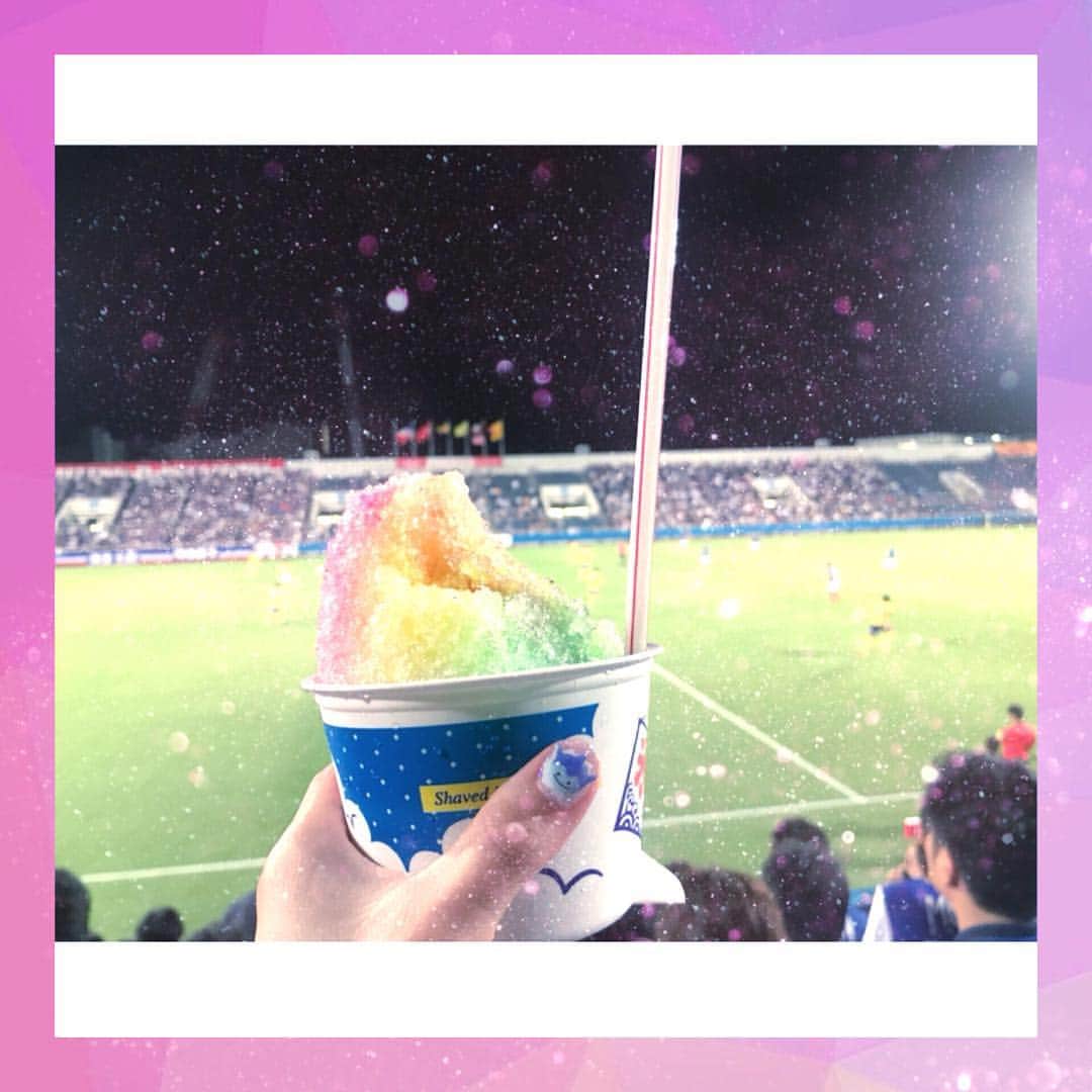 山口みらんのインスタグラム：「✨天皇杯✨ 横浜F・マリノス🔵🔴⚪️VSベガルタ仙台💛🦅 2-3で敗戦...(´；ω；｀) 波が来た時、凄く惜しい場面沢山あったけど...後は決定力かな？！正直、勝てる試合でもあったのか？！にしても久保選手のキープ力＆ドリブルが凄すぎて！！！ そして、今回はさおりんと2人で観戦に行ってきました⚪️🔴🔵 さおりんと一緒に来れたのは本当に嬉しかった😢❤️何より自分が大好きなマリノスを大好きなさおりんと一緒に応援できた事、そして興味を持ってくれたことが嬉しかったなあ😭💓 三ツ沢だし、席は選手の事をより近くで見れる席にしたかいがあって凄くさおりんも喜んでチャントを歌ってくれました😂👏 一緒にかき氷を食べたり、試合で白熱して臨場感を体感できて良かったです⚽️🍼 また、メンバー誘って一緒に観戦に行くぞ((o(｡>ω<｡)o)) 次こそは勝利のトリパラをメンバーに見せたいです🙇‍♀️🌈 #fmarinos  #マリノス  #マリサポ #横浜 #Fマリノス #横浜Fマリノス #三ツ沢  #三ツ沢競技場  #天皇杯 #ベガルタ仙台 #j  #Jリーグ #サッカー #サッカー女子 #サッカー好き  #ユニフォーム女子」