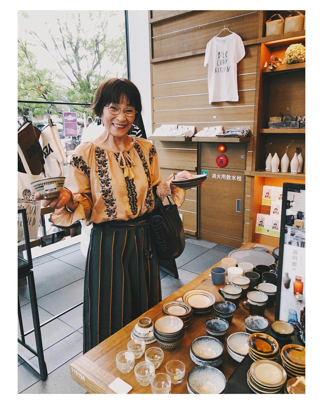 高山都さんのインスタグラム写真 - (高山都Instagram)「母が東京へ🗼 都の部屋が見たいと、8月の末に来たと思ったら、代官山の蔦屋の都の部屋に行こうかなと、突然連絡があり。 母が日帰りでやって来ました。 #小代焼ふもと窯 のお皿やらを購入し、IVY PLACEでランチ🍽 代官山のステキなお店で、美しいワンピースを試着したり(母が)女同士の良い時間。 あっという間だったけど楽しかった❤︎ そしたら、買い出し途中の @shiorikaregohan にバッタリ会えて、みんなケラケラ笑ってた。 そう、母と笑い方一緒とよく言われます。 さっき、載せたストーリーズも、色んな友人から似てる！と連絡もらった。笑 27年後の姿か🤔 それにしても、日帰りで大阪からフラリと来る行動力、母さすが！！ #親娘 #お母さん #東京 #高山都の美食姿展」9月12日 17時12分 - miyare38