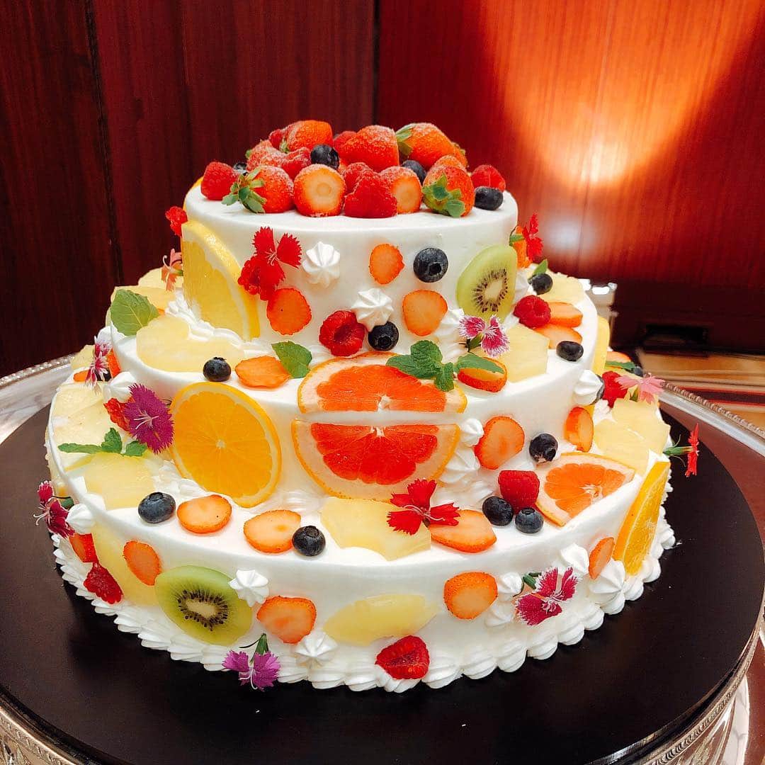 ANA クラウンプラザホテル大阪 ブライダルプロデュースのインスタグラム：「フルーツいっぱいカラフルケーキ🍊🍋🍒🍍🍑 * #wedding#bridal#osaka#hotel#hotelwedding#weddingparty#weddingphoto#dress#anacrowneplaza #大阪#結婚式#披露宴#卒花嫁#プレ花嫁#コーディネート#ウェディングレポ#ウエディングケーキ#ファーストバイト#ANAクラウンプラザホテル大阪  #ANA_CROWN_PLAZA_PHOTO #ANA_CROWN_PLAZA_WEDDING #ANA_CROWN_PLAZA_DESSERT」