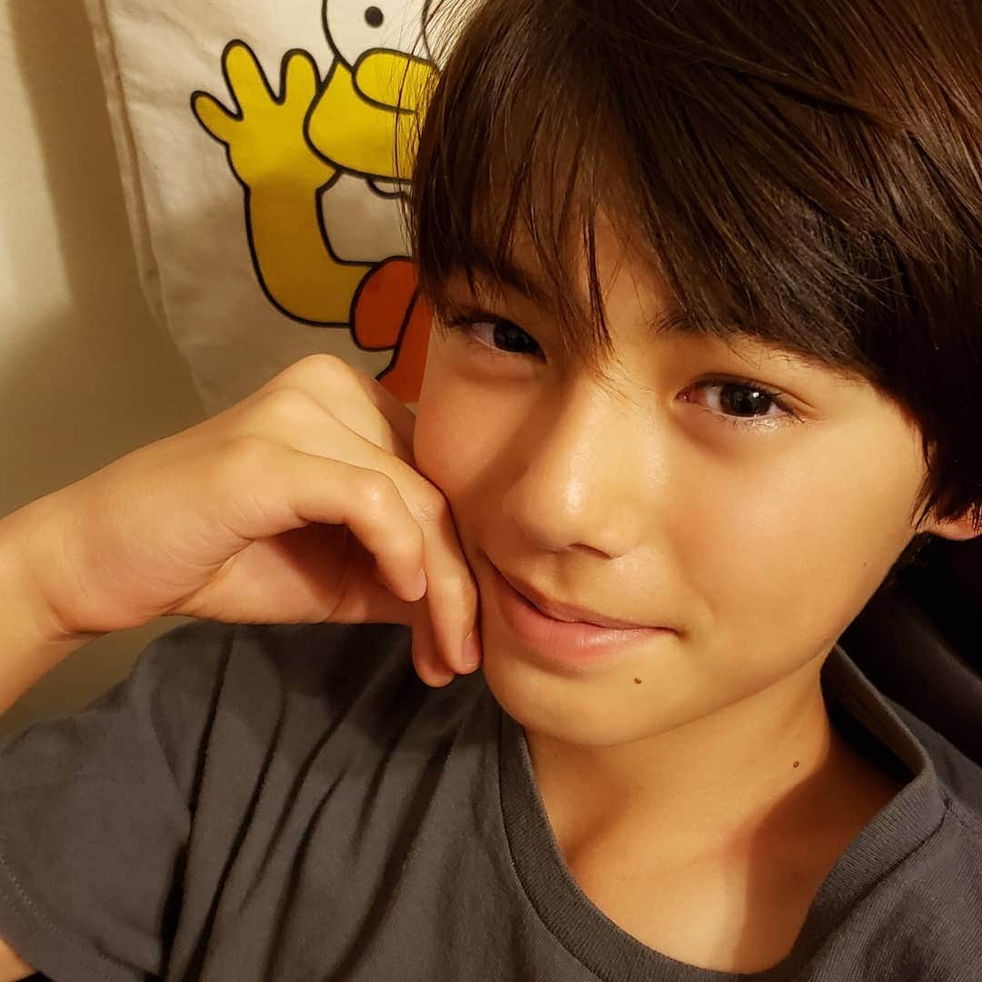 翔さんのインスタグラム写真 - (翔Instagram)「足のサイズがついに26cmに!!! 足が痛い〜😵って言いながら学校から帰ってきたよ。  He grew a lot this summer * * #新学期 #7年生 #日々成長 #背も伸びた #足も大きくなった #男の子 #今からです  #相変わらずゲーム #真剣な顔して悩みがある #何かと思えばゲームに課金するべきかの相談 #一生遊ぶんなら課金したいけど飽きるんなら嫌だ #なるほど #イベント参加を楽しむ #アバター集めて喜ぶ #イベントで貰ったアバターだよと自慢する #乙ゲー経験者の私には言っている事がよく分かる #🤣 #asl_ahl #翔」9月12日 17時23分 - sho0509official