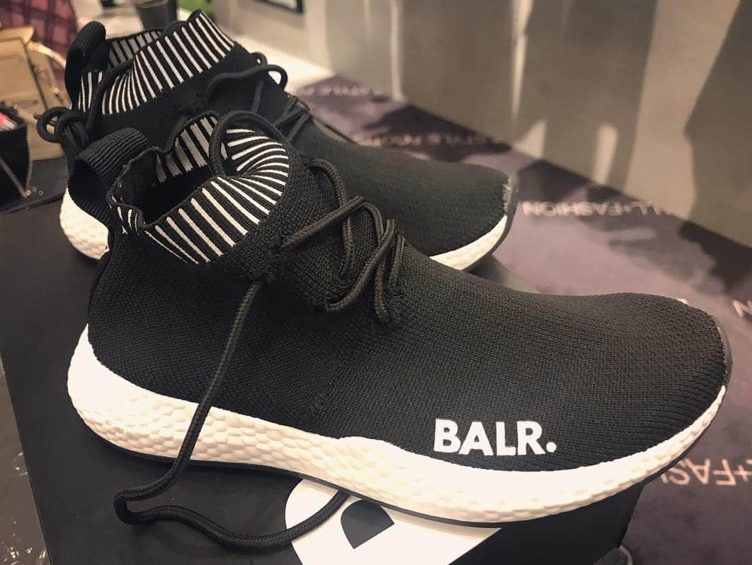 桃さんのインスタグラム写真 - (桃Instagram)「千駄ヶ谷にあるBALR.のリニューアルレセプションへ✨久しぶりに10年前アメーバスタジオで一緒に番組MCやってた崎本大海くんと、昔から微妙に友達で今あいのりの司会やってる大倉士門くんにバッタリ🤗BALR.芸能人の方々にも大人気ブランドで、錚々たる人たちからのお花がー！！スニーカーすっごく可愛かった❤️Tシャツやらパーカーやらゲット🤙🏻うれしーい！！！ #balr #ボーラーって読むよ #balancestyle #崎本大海 #大倉士門 #帽子で前髪が大変 #見れば見るほど大変」9月12日 18時05分 - momo.official