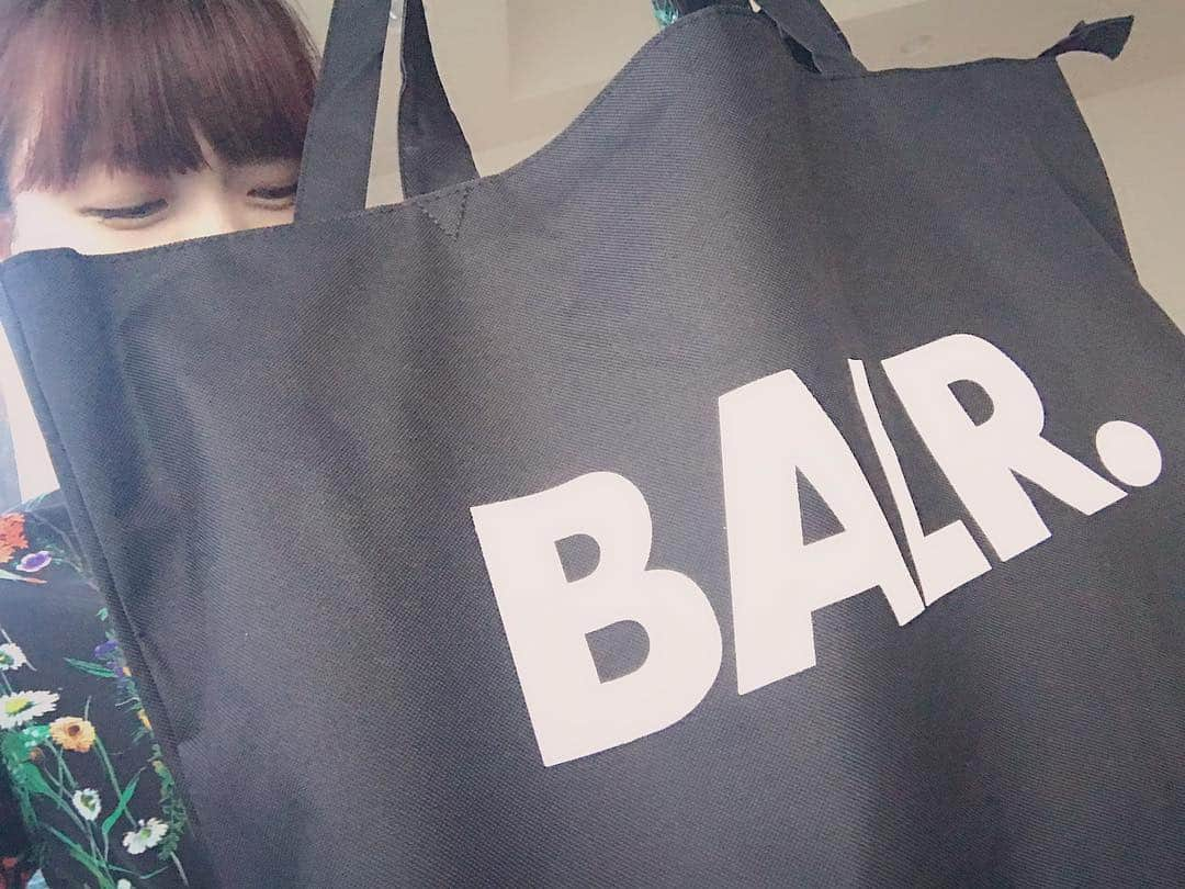 桃さんのインスタグラム写真 - (桃Instagram)「千駄ヶ谷にあるBALR.のリニューアルレセプションへ✨久しぶりに10年前アメーバスタジオで一緒に番組MCやってた崎本大海くんと、昔から微妙に友達で今あいのりの司会やってる大倉士門くんにバッタリ🤗BALR.芸能人の方々にも大人気ブランドで、錚々たる人たちからのお花がー！！スニーカーすっごく可愛かった❤️Tシャツやらパーカーやらゲット🤙🏻うれしーい！！！ #balr #ボーラーって読むよ #balancestyle #崎本大海 #大倉士門 #帽子で前髪が大変 #見れば見るほど大変」9月12日 18時05分 - momo.official