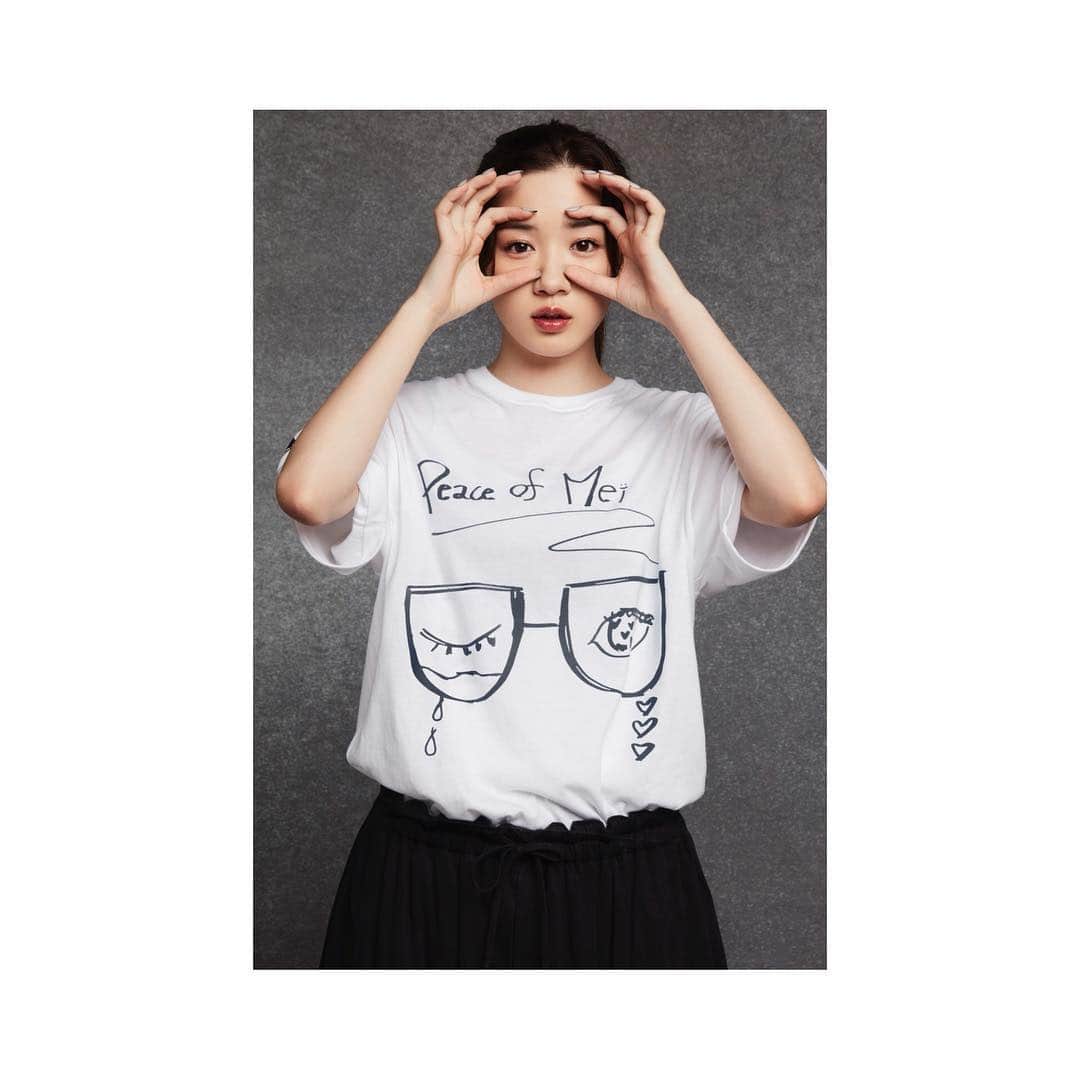 永野芽郁さんのインスタグラム写真 - (永野芽郁Instagram)「・ 「S'YTE」とコラボしてTシャツ作りました☺︎ 9月14日から発売です。 イメージは幸せなハートがあふれる人と、 不安で涙があふれる人が 同じ世界にいて一つのメガネに映ってるっていう。 そんな感じの思いつきでした。笑 自分の描いたものがTシャツなんて贅沢。 ありがとうございます。 ぜひ、見てみてね🙌 #朝ドラの前室でかいた #懐かしい #syte #theshopyohjiyamamoto あ、そうだ、 Peace of meにiをつけて、meiにしたよ笑 ふふふ」9月12日 18時49分 - mei_nagano0924official