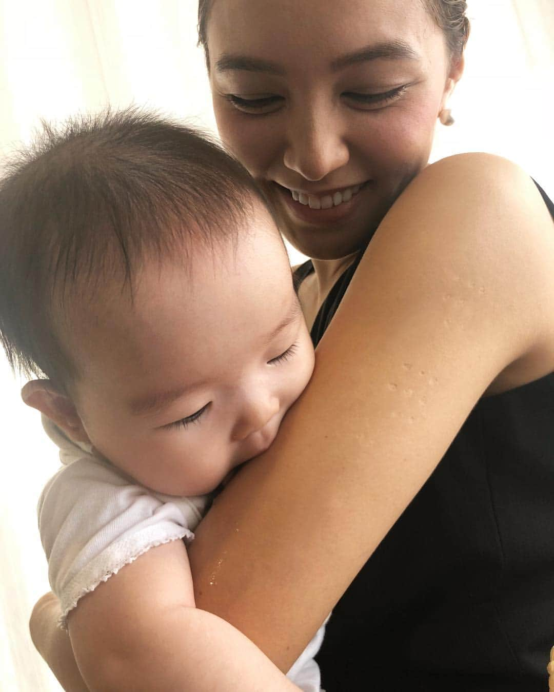 ステファニーさんのインスタグラム写真 - (ステファニーInstagram)「👶💖 天使ちゃん、だんだん大きくなってきたね♡ 子供が好きすぎて仕方ない… #love #baby #angel #family #赤ちゃん #たまらん #よだれまみれ #そして #気になる #BCG #レーザー治療 #できるのかな #😂」9月12日 18時53分 - steph_0928_