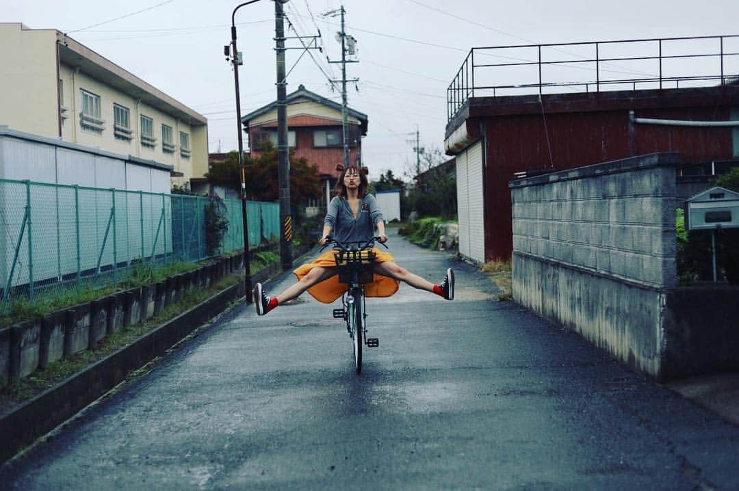 松本さゆきのインスタグラム：「. こらー！拡大してパンツ見よとした奴ー！！ 正直に手ぇ上げなさーい！」