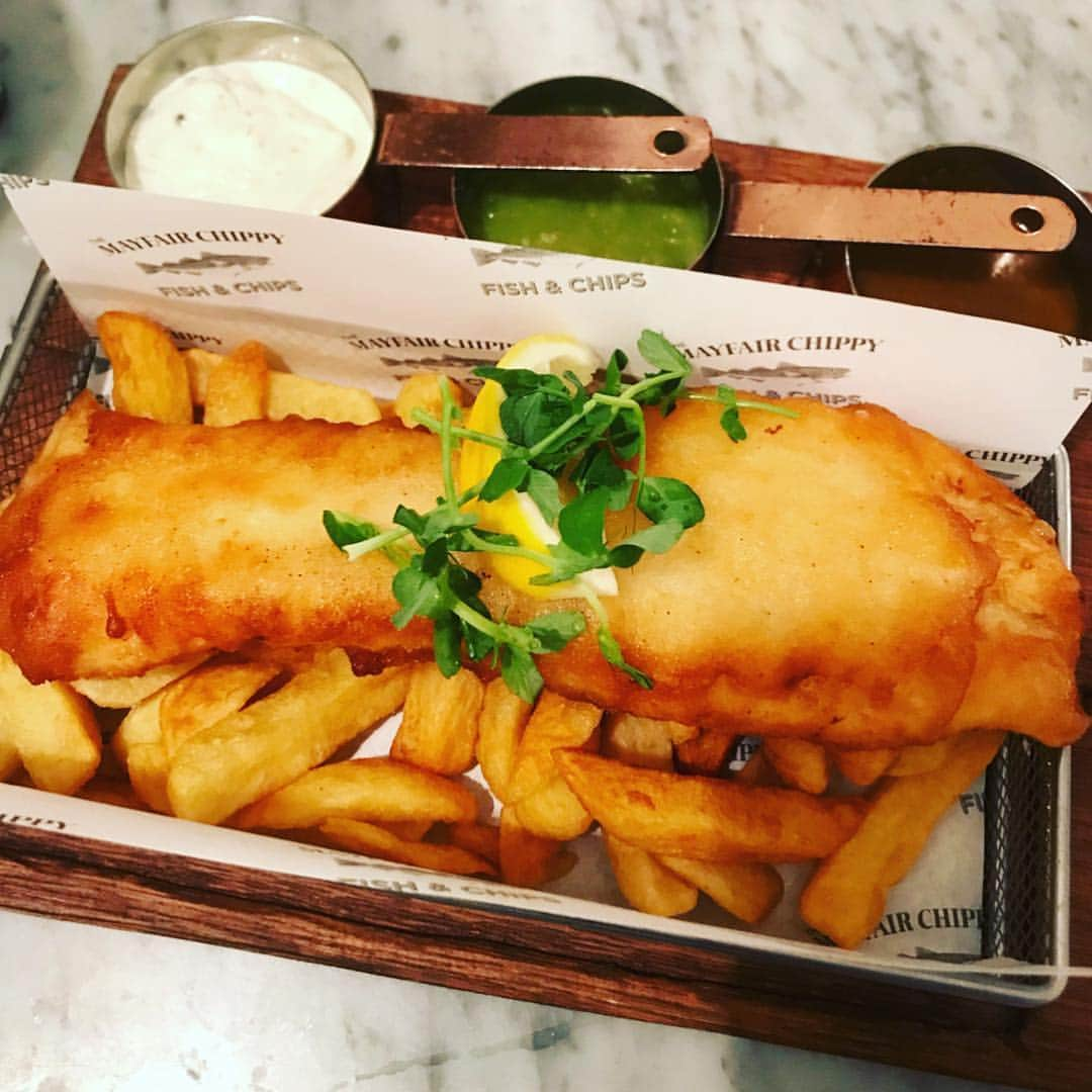 宮瀬茉祐子のインスタグラム：「Fish & Chips ❤️ It’s amazing!! 昔より断然おいしいくてびっくり！  #fishandchips  #london #yammy」