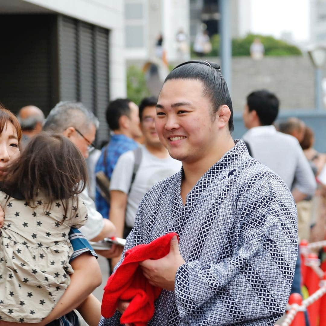 日本相撲協会さんのインスタグラム写真 - (日本相撲協会Instagram)「取組終了後、本日勝利し笑顔でファンに応じる炎鵬。  #国技館 #大相撲九月場所 #大相撲 #相撲 #sumo #両国 #力士 #スポーツ #sports #japan #炎鵬 #金沢 #出待ち #勝利 #浴衣」9月12日 21時13分 - sumokyokai