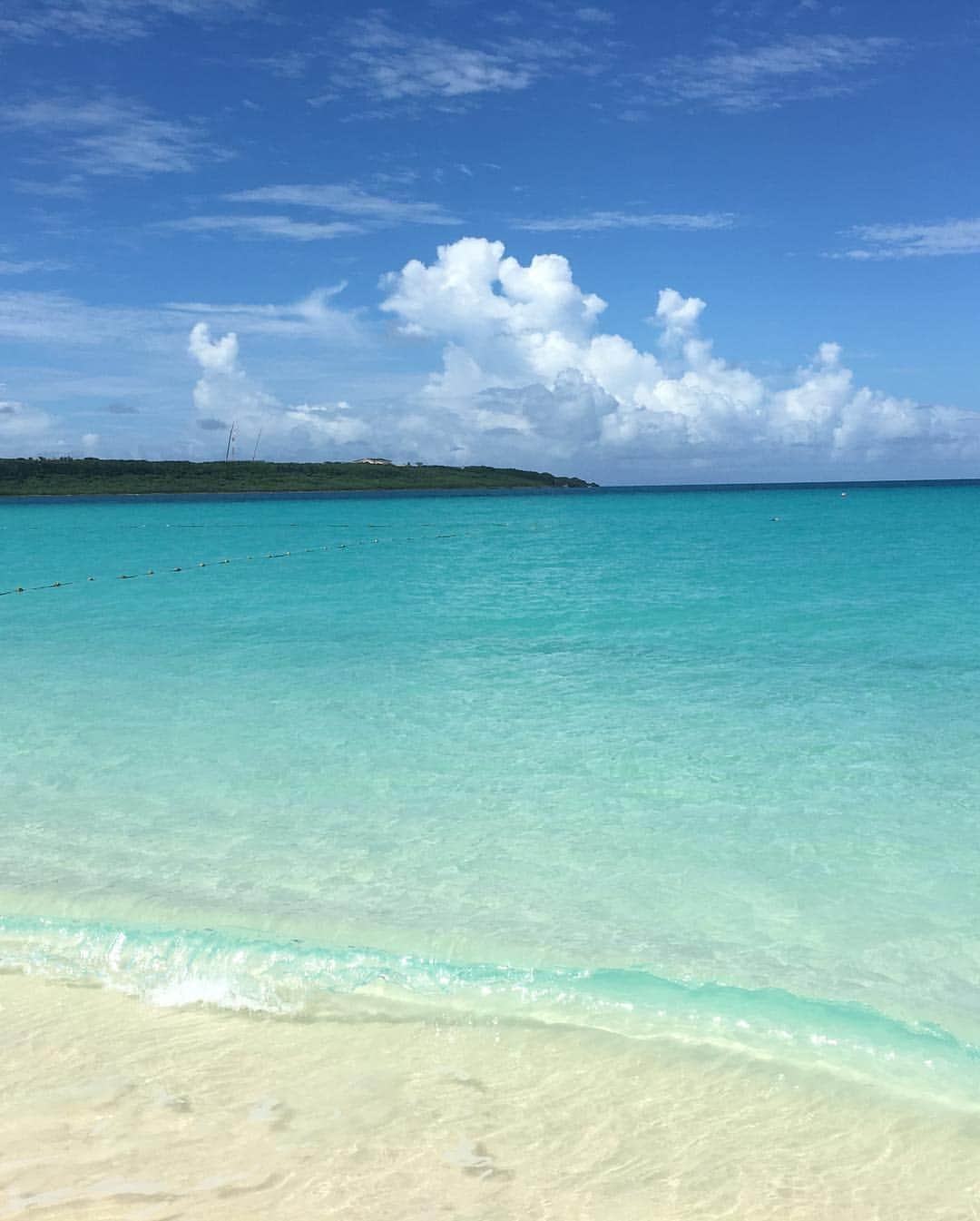 美夢ひまりさんのインスタグラム写真 - (美夢ひまりInstagram)「今日は最高のお天気でした☀️ 本当に綺麗な海🏖 宮古島大好きです🌺 ・ が…今日の日差しで取り返しのつかない位焼けました😓😓😓 ファンデーションとか変えなきゃいけないレベル💦帰ったらとりあえず美白だ…🙄 ・ #夏休み#家族旅行#宮古島#最高の天気#日焼け#海#スムージー#サンセット#癒される#帰りたくないな#男の子ママ#mamalife」9月12日 22時10分 - himari_miyume