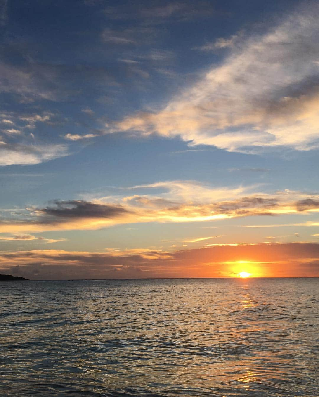 美夢ひまりさんのインスタグラム写真 - (美夢ひまりInstagram)「今日は最高のお天気でした☀️ 本当に綺麗な海🏖 宮古島大好きです🌺 ・ が…今日の日差しで取り返しのつかない位焼けました😓😓😓 ファンデーションとか変えなきゃいけないレベル💦帰ったらとりあえず美白だ…🙄 ・ #夏休み#家族旅行#宮古島#最高の天気#日焼け#海#スムージー#サンセット#癒される#帰りたくないな#男の子ママ#mamalife」9月12日 22時10分 - himari_miyume