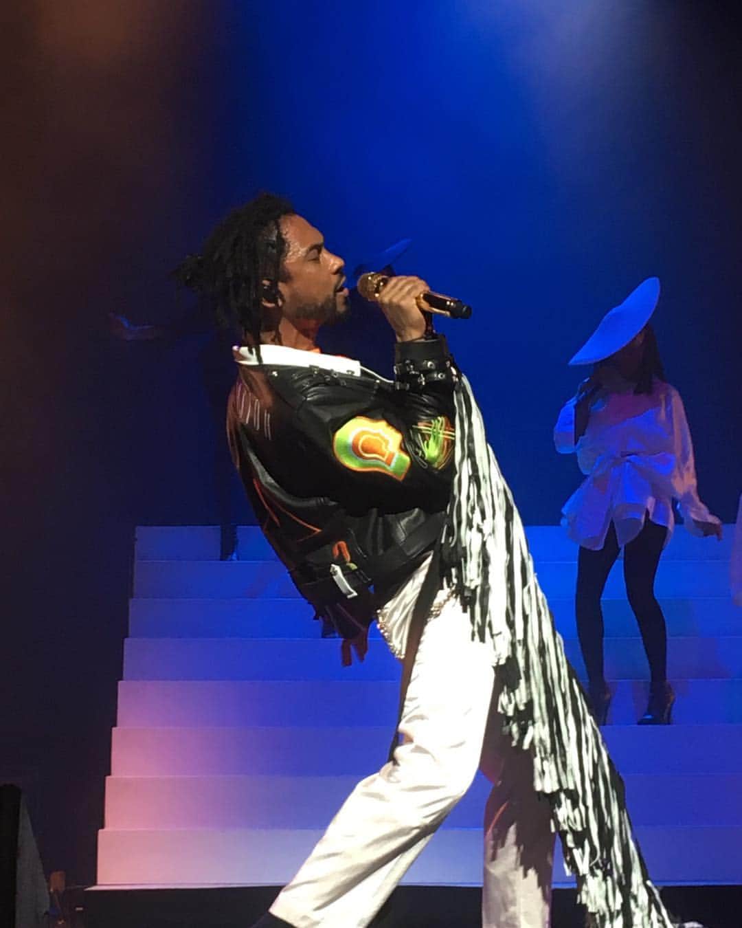 ミゲルのインスタグラム：「Take me back!!! @miguel Amazing night, amazing concert, amazing tour! Can’t wait to do it again. #mce #miguel #miguelinlimited #migueljontelpimentel #girlwiththewildgearttee #ascensiontour #anthemdc」