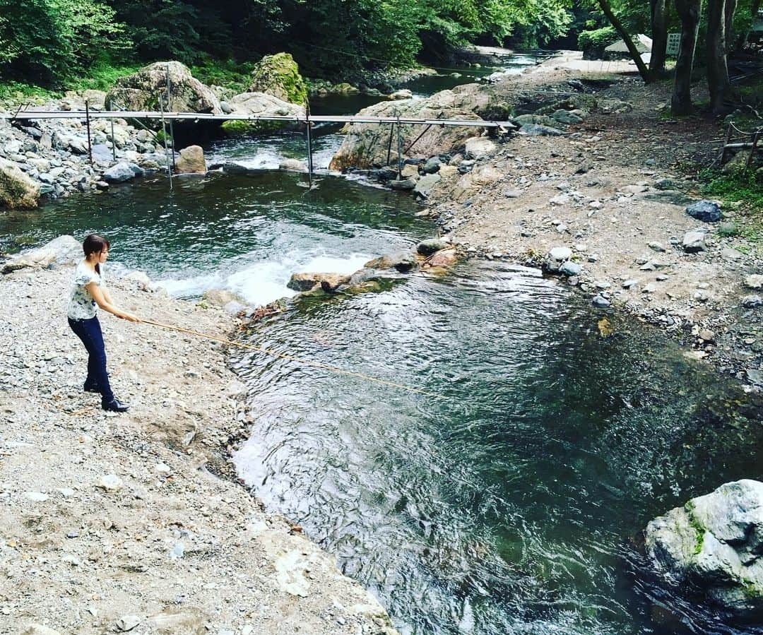 鷲見玲奈さんのインスタグラム写真 - (鷲見玲奈Instagram)「. 渓流釣りもしました✨‪🎣‬ いっぱい釣れて満足☺️ . 釣ったお魚はその場で焼いて頂き、定食に🐟🍴 充実したお休みでした😋」9月13日 1時48分 - sumi__reina