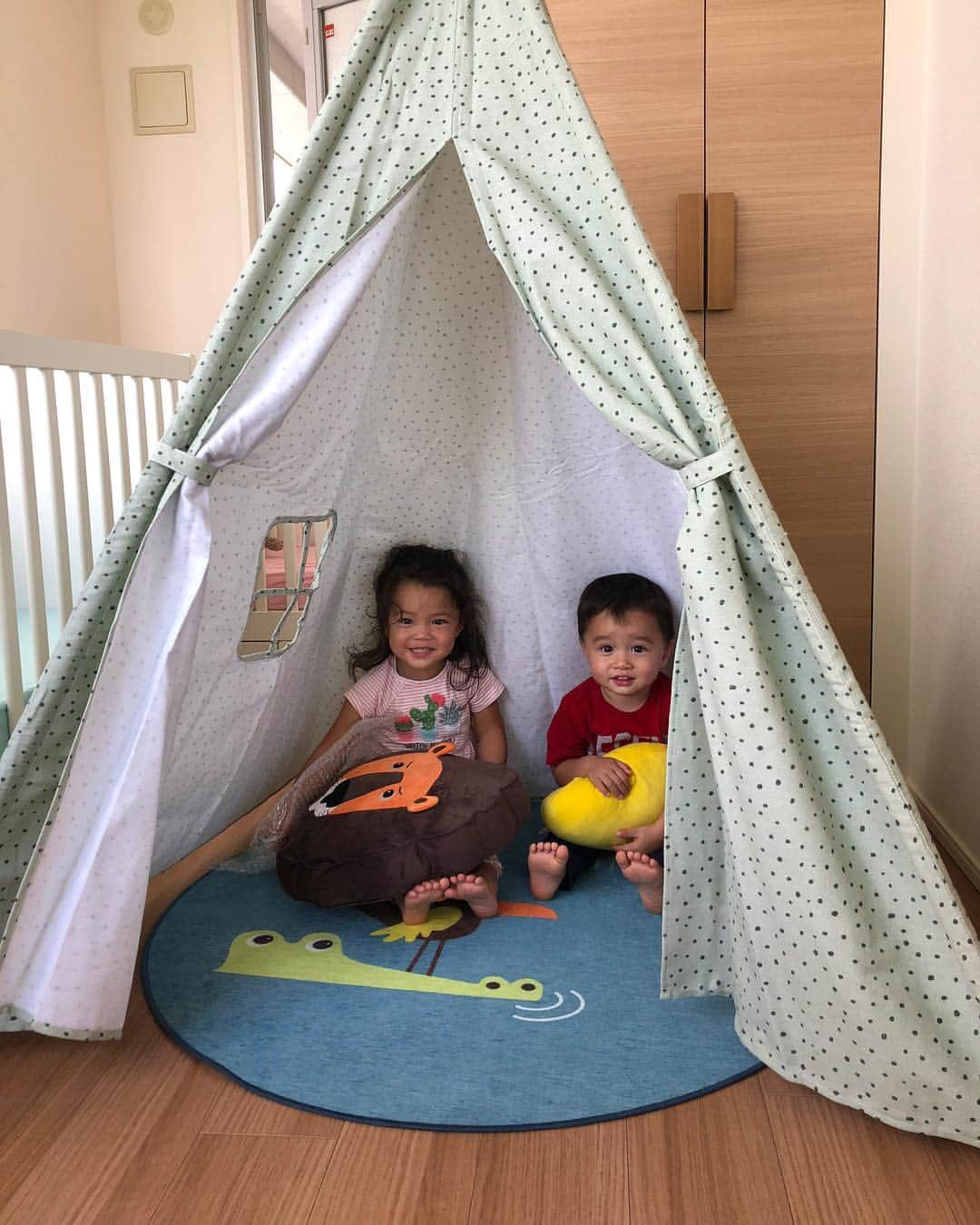 エリナ シルカさんのインスタグラム写真 - (エリナ シルカInstagram)「Our new reading tent ⛺️ 新しいティピが仲間入り‼︎双子より私のがお気に入りみたいで、今もこれを書きながらテントでゴロゴロ😂😂 お台場のダイバーシティにあるソストレーネ グレーネで購入しました😍🙌」9月13日 13時44分 - laura_elina_ymd