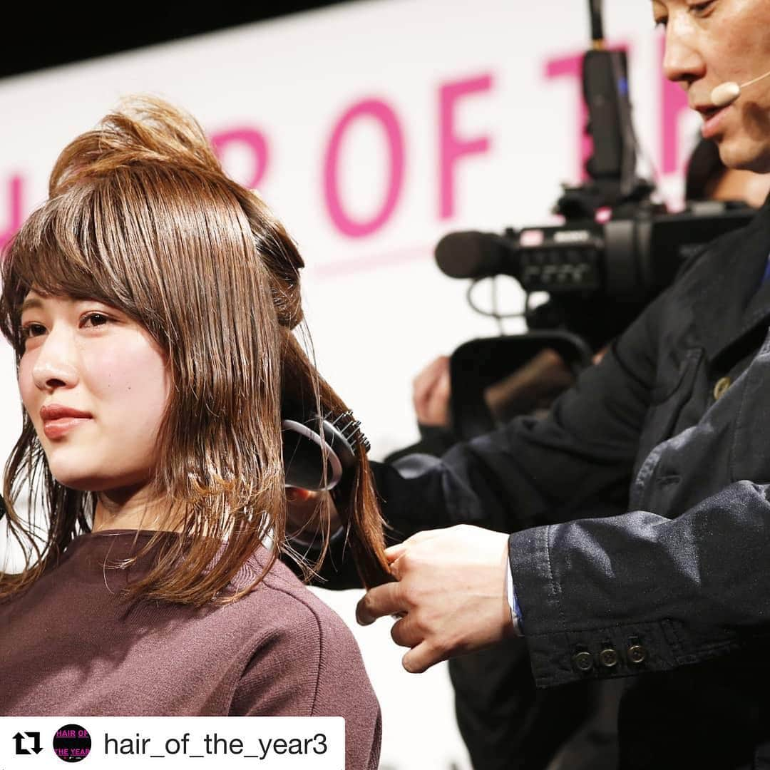 MAKEGINA_officialのインスタグラム：「#Repost @hair_of_the_year3 with @get_repost ・・・ 【MAKEGINAスペシャルステージ】大会コメンテーターの木村文一氏（Terrace AOYAMA）と柏ゆたか氏（HOULe）によるパフォーマンスも。 日本で一番美容師が使っているという、メイクジーナの人気ストレートブラシアイロンを使ったスタイリングを紹介しました。  #makegina #メイクジーナ #ストレートブラシアイロン #terraceaoyama #木村文一  #houle #柏ゆたか .  #hairoftheyear #hoy2 #hoy2018 #Ray #mina #SCawaii #GISELe」