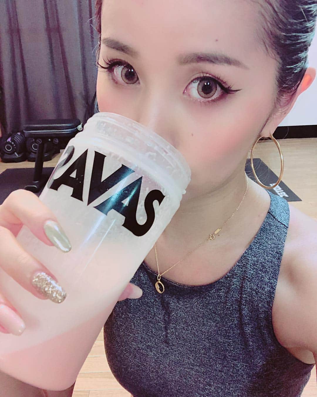 LORYのインスタグラム：「えへ🙈 実はちょっとトレーニングご無沙汰してました🐶💦 でもやっぱり行きたくなるの🤔✨ パーソナルトレーナー @itsuki_fitness さんに 休んだ分がっつりみっちり追い込んで頂きました😂💪🏽🔥 今日はとにかくヒップ🍑を重点的に！ あと背筋もちょこっと、腕にもくるから 結果全身ぷるぷるしてる😂 キツいけど不思議と楽しいんだ😆✨✨ #終わった後の #プロテインがしみる #いちご味 #qpuパーソナルトレーニング  #workout #トレーニング女子」