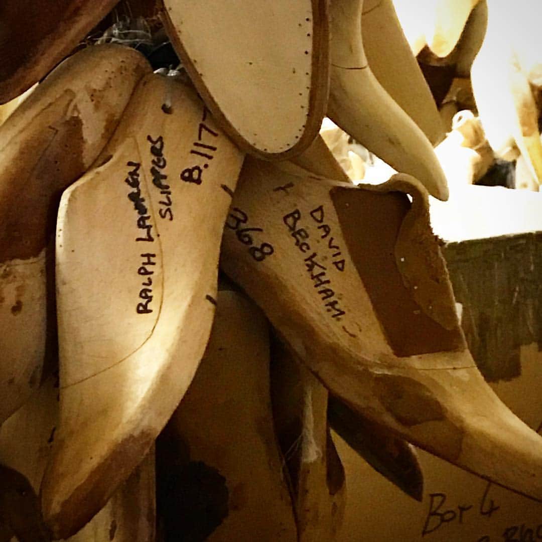 干場義雅さんのインスタグラム写真 - (干場義雅Instagram)「英国靴の最高峰「ジョージ・クレバリー」には、デヴィッド・ベッカムさんやラルフ・ローレンさんの木型なんかもありました！  メンズファッションの原点、紳士のルーツは、やはりイギリス。最高に面白いですね。  #davidbeckham  #ralphlauren  #ジョージクレバリー #georgecleverley #vacheronconstantin @vacheronconstantin #フィフティーシックス #FIFTYSIX #ヴァシュロンコンスタンタン #FORZASTYLE #インターナショナルインフルエンサー #influencer  #internationalinfluencer @alexanderfriedman #干場義雅  #yoshimasahoshiba @yoshimasa_hoshiba  @forzastylecom  #fashion #coordinate #menswear #ootd #ootdshare #ootdfashion #instagoodl」9月13日 6時13分 - yoshimasa_hoshiba