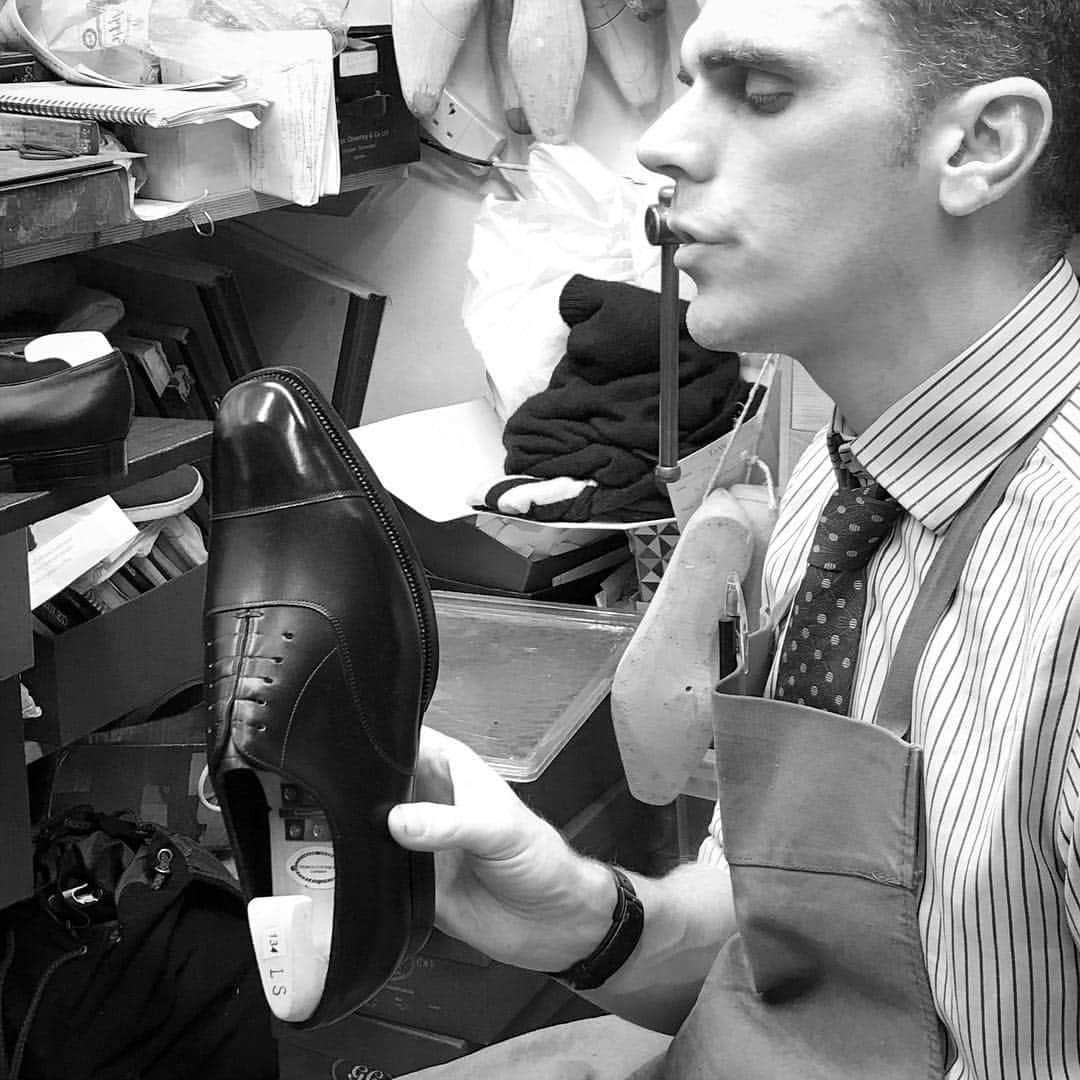 干場義雅さんのインスタグラム写真 - (干場義雅Instagram)「英国靴の最高峰「ジョージ・クレバリー」には、デヴィッド・ベッカムさんやラルフ・ローレンさんの木型なんかもありました！  メンズファッションの原点、紳士のルーツは、やはりイギリス。最高に面白いですね。  #davidbeckham  #ralphlauren  #ジョージクレバリー #georgecleverley #vacheronconstantin @vacheronconstantin #フィフティーシックス #FIFTYSIX #ヴァシュロンコンスタンタン #FORZASTYLE #インターナショナルインフルエンサー #influencer  #internationalinfluencer @alexanderfriedman #干場義雅  #yoshimasahoshiba @yoshimasa_hoshiba  @forzastylecom  #fashion #coordinate #menswear #ootd #ootdshare #ootdfashion #instagoodl」9月13日 6時13分 - yoshimasa_hoshiba