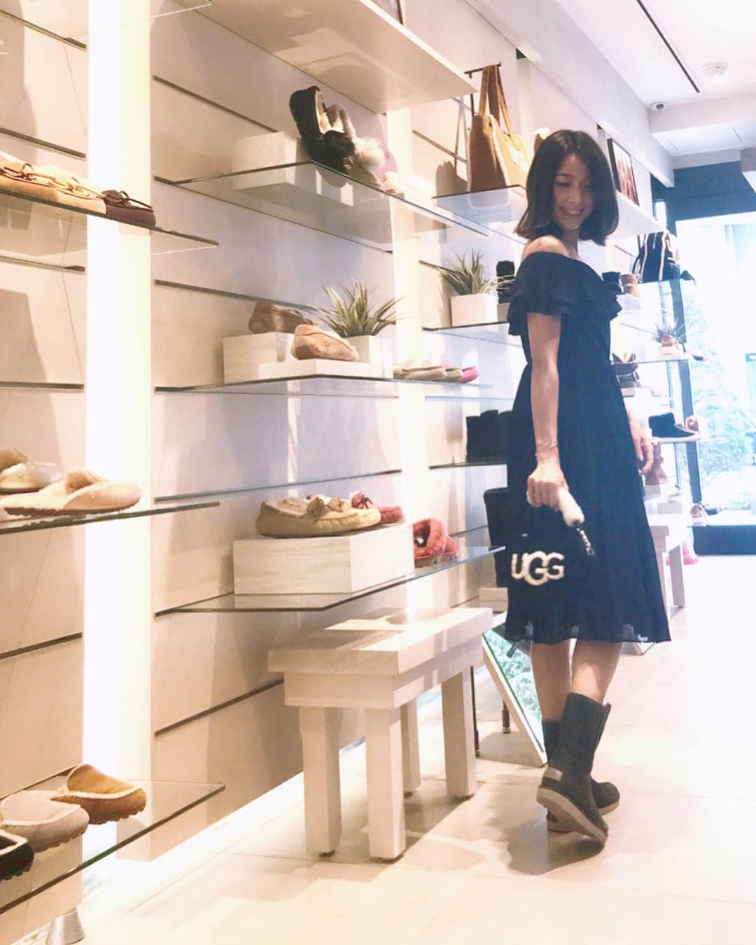 宮田綾子さんのインスタグラム写真 - (宮田綾子Instagram)「ハイヒールLOVERS Ayako⁑  初UGG❤️ @uggjapan  裸足で履いた瞬間きゃーって感じ 冬絶対温かい！  UGGってすごくカジュアルなのかなーと思ってたけど普段のワンピとかにもこんなにも合う〜！ 全体的にスリムな アブリーショートIIを選んだよ💚 グリーンがすごくお洒落でしょ みんなはUGG 持ってる？  #ハイヒールLOVERS #宮田綾子 #pr #uggコーデ #ugg銀座 #アグ #ショートブーツ #シープスキン #abree #スエードブーツ #ブーツ #boots #南カリフォルニア #銀座店 #ugg #ginza」9月13日 6時51分 - ayako__miyata