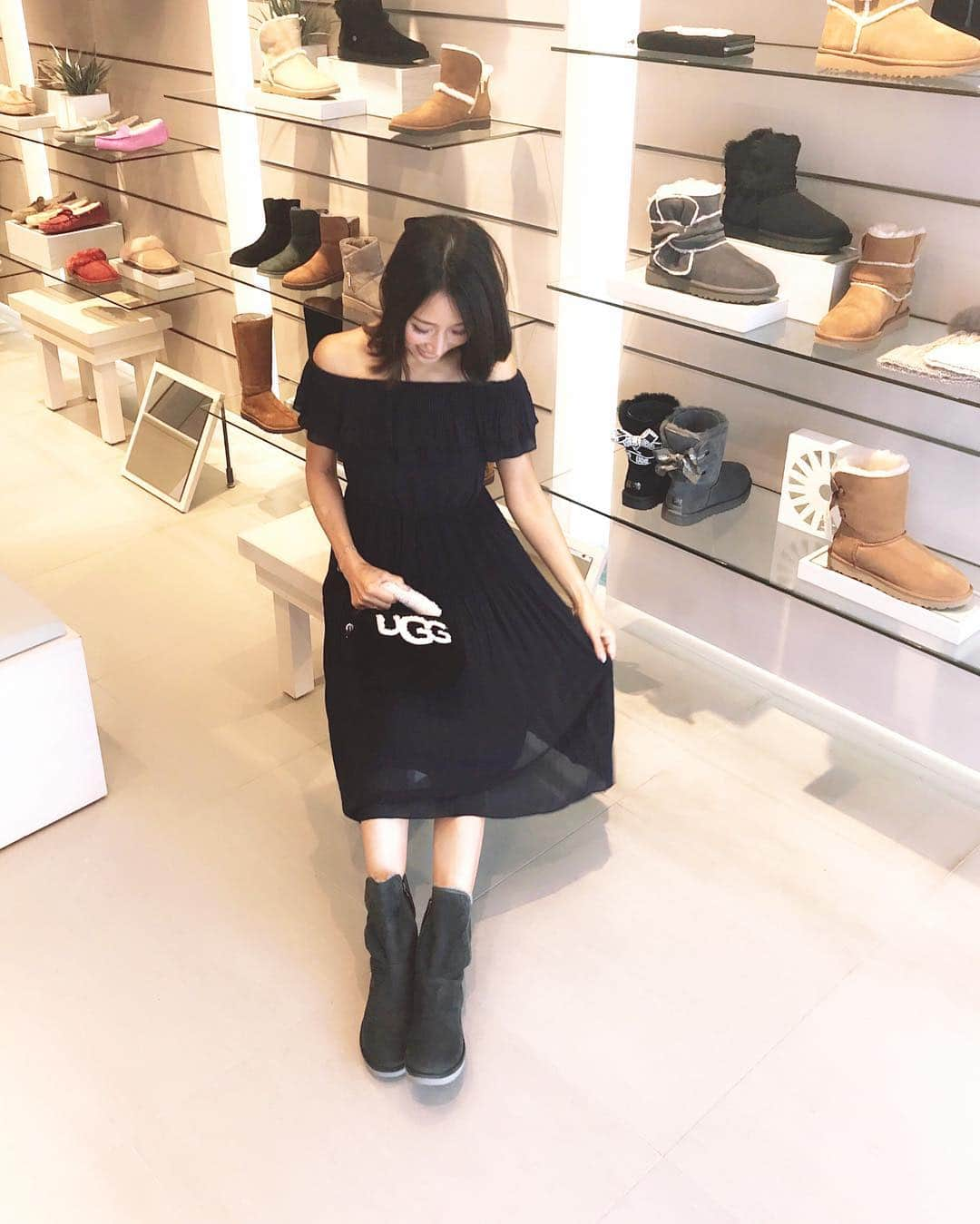 宮田綾子さんのインスタグラム写真 - (宮田綾子Instagram)「ハイヒールLOVERS Ayako⁑  初UGG❤️ @uggjapan  裸足で履いた瞬間きゃーって感じ 冬絶対温かい！  UGGってすごくカジュアルなのかなーと思ってたけど普段のワンピとかにもこんなにも合う〜！ 全体的にスリムな アブリーショートIIを選んだよ💚 グリーンがすごくお洒落でしょ みんなはUGG 持ってる？  #ハイヒールLOVERS #宮田綾子 #pr #uggコーデ #ugg銀座 #アグ #ショートブーツ #シープスキン #abree #スエードブーツ #ブーツ #boots #南カリフォルニア #銀座店 #ugg #ginza」9月13日 6時51分 - ayako__miyata