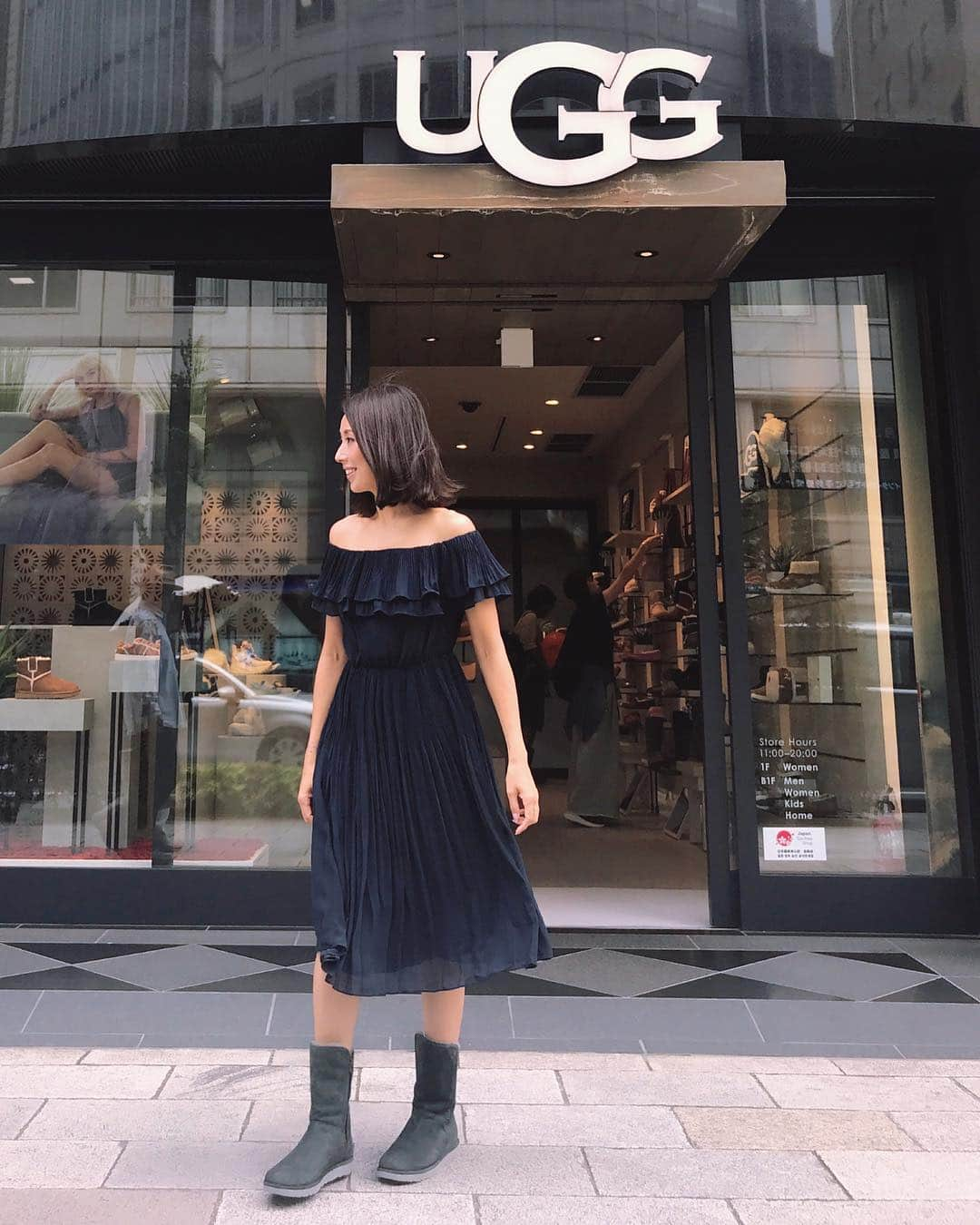 宮田綾子さんのインスタグラム写真 - (宮田綾子Instagram)「ハイヒールLOVERS Ayako⁑  初UGG❤️ @uggjapan  裸足で履いた瞬間きゃーって感じ 冬絶対温かい！  UGGってすごくカジュアルなのかなーと思ってたけど普段のワンピとかにもこんなにも合う〜！ 全体的にスリムな アブリーショートIIを選んだよ💚 グリーンがすごくお洒落でしょ みんなはUGG 持ってる？  #ハイヒールLOVERS #宮田綾子 #pr #uggコーデ #ugg銀座 #アグ #ショートブーツ #シープスキン #abree #スエードブーツ #ブーツ #boots #南カリフォルニア #銀座店 #ugg #ginza」9月13日 6時51分 - ayako__miyata