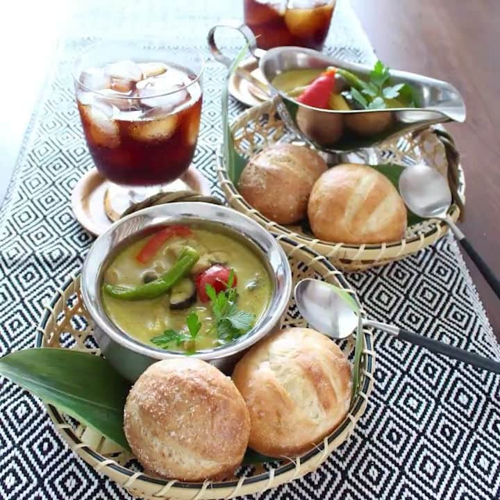 takakoのインスタグラム：「macaroni × Pan & （ @pand_stylebread ）の企画 ・  365人のインスタグラマーが参加する 「365日のパンとスープ」にて、 私もレシピをご提案させて頂きました☺︎ ・ 野菜たっぷりエスニックカレースープです。 ナンプラーやココナッツミルクなど ちょっと変わった材料を使用しますが 工程は難しくありません！ カフェで出てくるような オシャレで満足感のあるスープを おうちで簡単に…と考えたメニューです。 おもてなしにも喜ばれるし、 冷凍保存も出来るので 余った分は平日の1人ランチにも👌🏻 ・ ・ それにしてもこの企画、個人的にとってもツボ☺️ スープってどうもマンネリしちゃうんですよね。 インスタグラマーの皆さんが考える様々なスープ、 ホントにすごく参考になります。 ・ 昨日は @yutaokashi ユータさん考案の めちゃくちゃ可愛いりんごのスープ を拝見しました。（絶対作りたい！） ・ そして明日登場するのは @nao_cafe_  なおさん！ なおさんの著書 HAPPY TABLE RECIPE を 愛読している私ですから、楽しみで仕方ありません💗 ・ ・  本企画に伴いキャンペーンも実施中です 🔻🔻🔻 2018年9月1日(土)〜9月30日(日) 「365日のパンとスープ」投稿キャンペーン . お好きなパンと手作りスープの写真を撮影し、 . #365日のパンとスープ #365日のパンとスープキャンペーン #pand .  の3つのハッシュタグを付けて投稿するだけ。 ル・クルーゼ、バルミューダ、バーミックス などの豪華賞品が当たりますよ。 詳細は @macaronimate のプロフィールリンクから。 ===================== ・ ・ #365日のパンとスープ  #マカロニメイト  #pand　#冷凍パン  #パンド #リベイク #pan #パン #スープ」