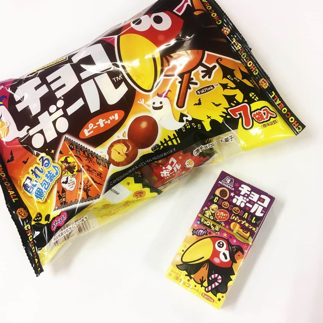 のインスタグラム：「キョロちゃん。 特徴はなんといっても大きめな目とコロンとした体つき。横向きなのに目が2つ正面に並んでいますが、同存化表現という絵画手法なのだとか。 . パッケージに初めて「キョロちゃん」の名前が掲載されたのは1991年になってから。キョロちゃんの誕生は1960年代…長い歴史があります。 . 天使の健康スタッフ、みんなでキョロちゃんを描いてみました。 . みんなにお願いしたら、キョロちゃんを見ないで描いてくれました。みんなの頭の中にある特徴は共通しているような気がします。 . #森永 #森永製菓 #morinaga #キョロちゃん #ピーナッツキョロちゃん #キャラメルキョロちゃん #いちごキョロちゃん #黄色いクチバシ #大きな目 #コロンとした体つき #9月6日 は #キョロちゃんの日 でした #キョロちゃん描いてみた #見ないで描いてみた #描いてみた #大人のお絵描き . #チョコボール #新商品 #期間限定商品 #ハロウィン #パンプキン味 #大玉チョコボール」