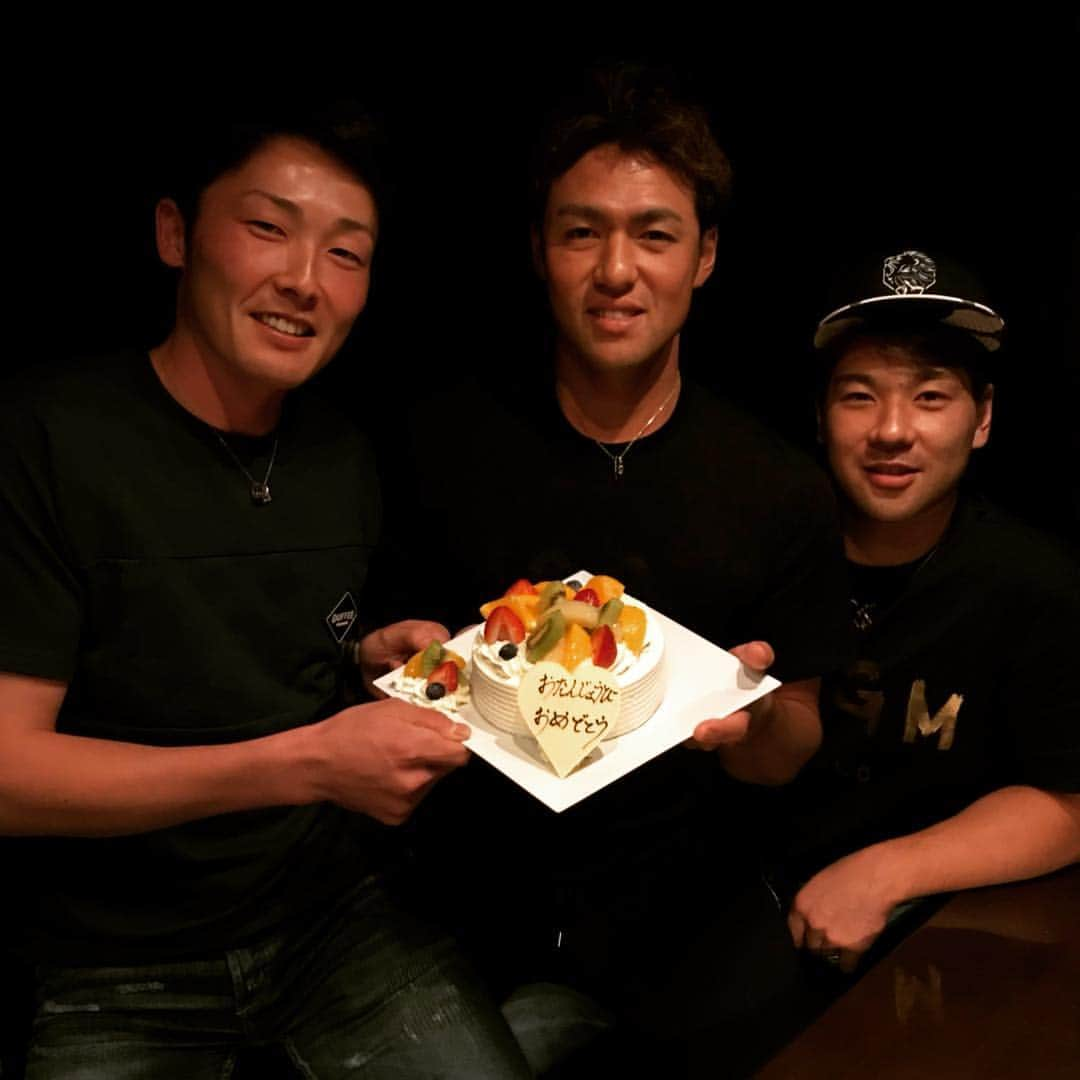 源田壮亮のインスタグラム：「#炭谷銀仁朗 さん #木村文紀 さん #キムさんお誕生日 #おめでとうございます #2人からプレゼント #銀さんからリュックとネコ #源田からドローン #使ってください #背中がでかい？ #リュックが小さい？ #でも似合ってる #明日からまた頑張ります」