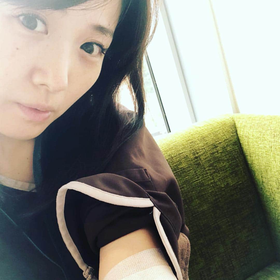 高島彩さんのインスタグラム写真 - (高島彩Instagram)「３０代最後の人間ドックにやってきています。 これまで授乳中を理由に超音波だけで済ませ、避けていたマンモグラフィ初体験！ 全く痛くなくて、あっという間でビックリ！！ 痛い！と聞いておよび腰でしたが、これなら気軽に受けられます☺️ 人の感想は鵜呑みにしてはいけないですね。感じ方は人それぞれ。  おっぱい張ってると多少痛いらしいですが、もはや授乳の終わったのび〜るおっぱいですので、大丈夫だったのかな😂看護師さんの伸ばす技も凄ーい！（←放射線技師の方なのですね！教えてくださりありがとうございます☺️凄腕でした！） 家族の為にも子供の為にも検診は大切です。思い立ったら予約しましょうね☺️ #人間ドック #マンモグラフィ #３９歳」9月13日 11時55分 - aya.takashima_official_2021