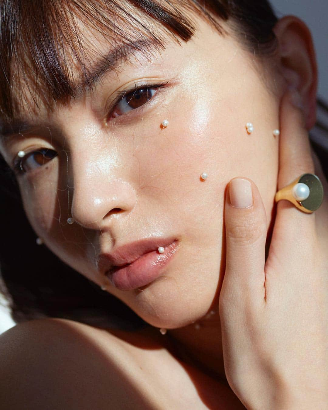 鈴木えみさんのインスタグラム写真 - (鈴木えみInstagram)「本日で33歳になりました🙋🏻‍♀️ ここのところバタつきMAXで自分の誕生日のことは忘れようと 思っていたら、昨夜友人たちがサプライズで家に来てお祝いしてくれました😍💘片手に韓国海苔を持った状態で硬直😂 みんな本当にありがとう‼️🙏🏻✨ 1枚目の写真は、モデルを務めた銀座三越のカタログ「GINZAnista」から拝借💖（9月19日から店頭で配布されます） そして今日は天赦日&一粒万倍日&大安が揃った、 2018年の中で最も縁起が良いと言われている日なので、 ぜひ何か新しいことを始めるきっかけにしてみてください❣️ みなさんにとって素晴らしい1日となりますように✨ いつもありがとうございます😊」9月13日 12時37分 - emisuzuki_official