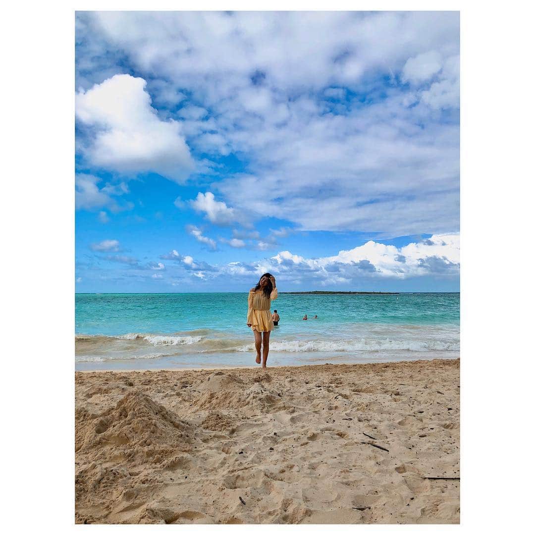 堤礼実さんのインスタグラム写真 - (堤礼実Instagram)「少し前に夏休みを頂きまして、友人に会いにハワイへ行ってきました。 絵に描いたような広い空と青い海が本当に美しくて…🏝🏄‍♀️ 皆さんにもおすそ分けです！ . #なんだかおしゃれ風の写真ですが #1人で遊んでいたら波で服が濡れてしまい #ショックを受けながら砂浜に戻る堤の図です #ハワイの美しさが写真を美しくさせますね #お陰で何だかオシャレになりました。 #加工無しでこの色！ #少しでも皆さんの癒しであったりパワーになりますように…！」9月13日 12時45分 - reimi_tsutsumi1123