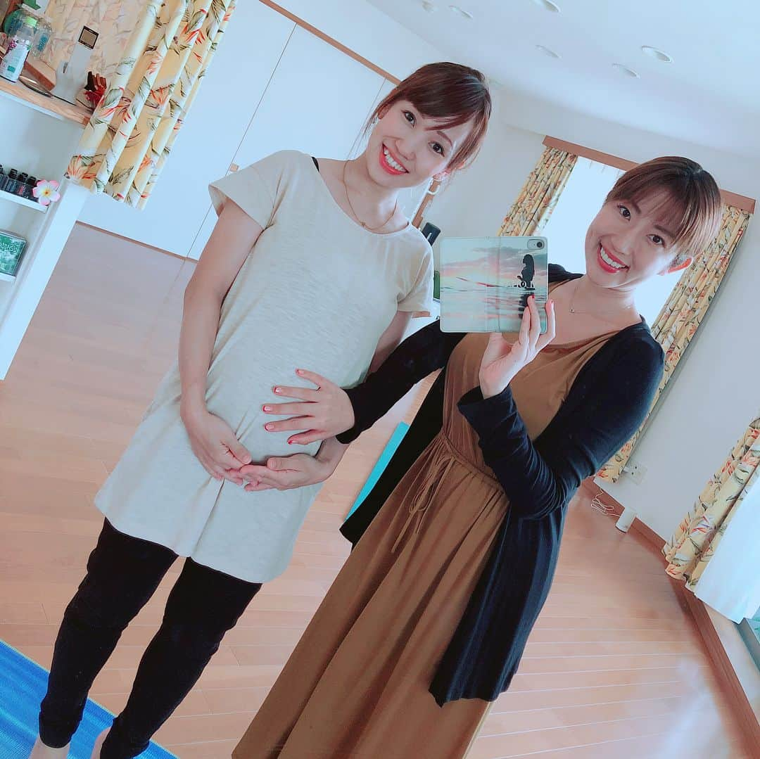 庄司ゆうこさんのインスタグラム写真 - (庄司ゆうこInstagram)「今日は15期生えりなちゃんの卒業試験✨見事に合格❣️おめでとう🎊ってことでランチしてきました🤗 スタジオ戻ったら妊娠中のめぐにゃんにも会えたし、しおりちゃんにも会えたしテンション上がった⤴️ 夜はママと久しぶりにすき焼き^_^ お肉美味しかったぁー✨✨ #卒業試験#恵比寿ランチ#laluna#美女とランチ#妊婦#めぐみ先生#相変わらず#可愛かった#しおり先生#いつも笑顔#美人インストラクター#ポジティブスターヨガ#夜ご飯#ママと#すき焼き」9月13日 23時16分 - yuko.shoji