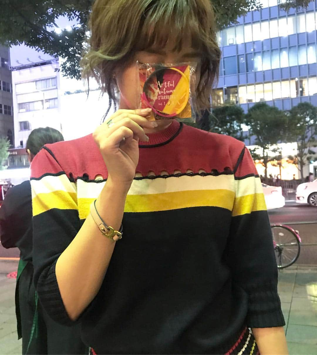 田中里奈さんのインスタグラム写真 - (田中里奈Instagram)「今日のコーディネート。﻿ 質問があったトップスは ﻿@dzzit_japan のもの。﻿ やっとdzzitのニットが着れる季節になってきた〜☺️ ﻿ ちなみに今日はスタバの新作のスイートポテトのやつを飲んだらもらえたノベルティのラバーブレスレットが、このトップスの色合いと完全に一致するという奇跡が起きました。（☝︎最後の写真参照）﻿ 髪の毛はいつもより細いコテでくるくる巻いてみた〜 たまには気分転換もいいね💛﻿ ﻿ #dzzit #dazzlefashion #ディジット #rina_outfit」9月14日 0時00分 - tanakaofficial