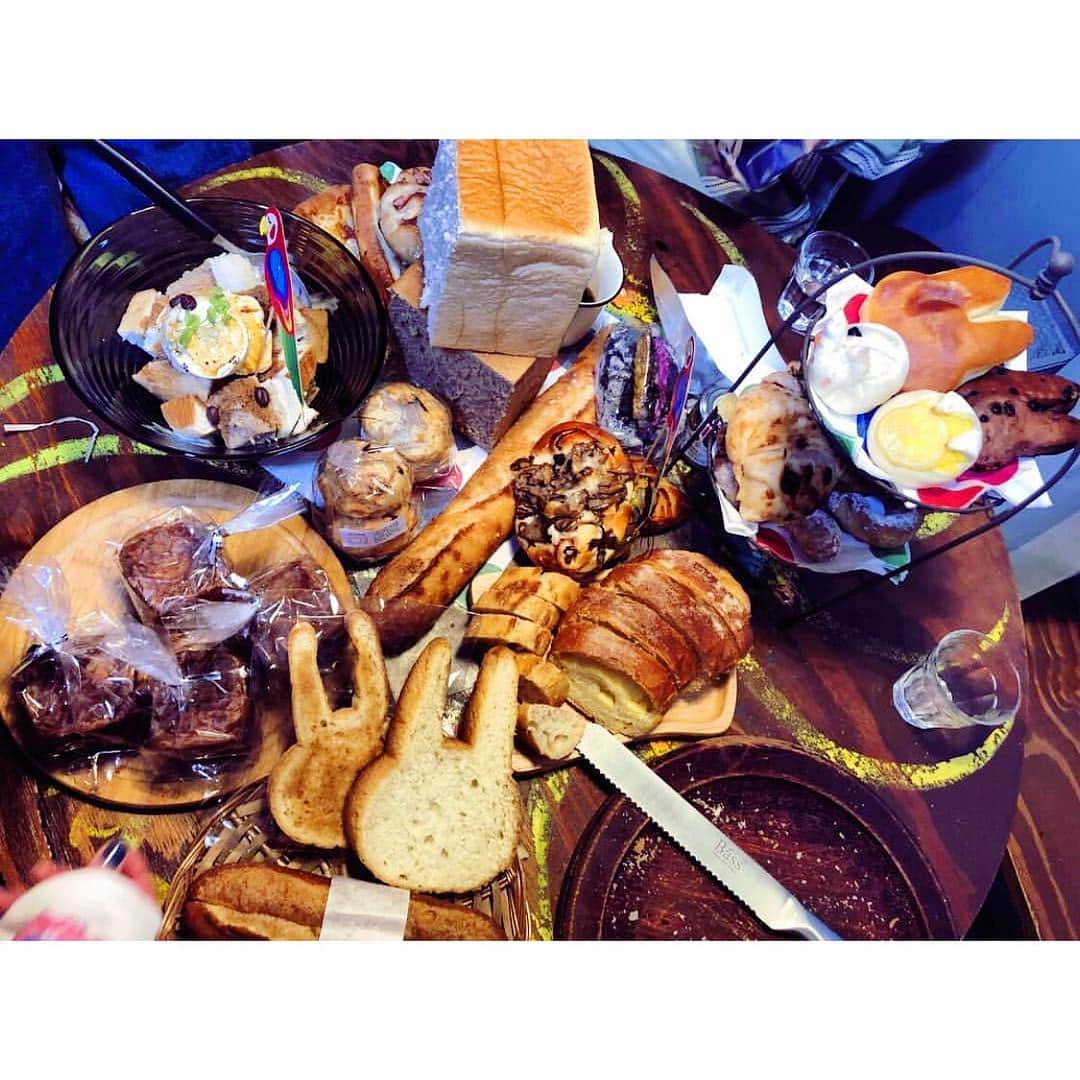 木南晴夏さんのインスタグラム写真 - (木南晴夏Instagram)「#櫻井有吉THE夜会 ご覧いただきありがとうございます。 パン部会合では、こんなに可愛く盛り付けてくれたのー。 さすがです。 視覚でも味覚でも嗅覚でも 存分にパンを味わう。 それがパン部🍞💛 そしてこれが スタジオの皆さんにオススメした #バーデンバーデン さんの ガーリックトースト！ 皆さん気に入ってくださったようで 安心しました〜〜 #木南晴夏の渋BREAD も 皆さんのご来場お待ちしております🥖🥪🥐」9月14日 0時09分 - kinamitopan
