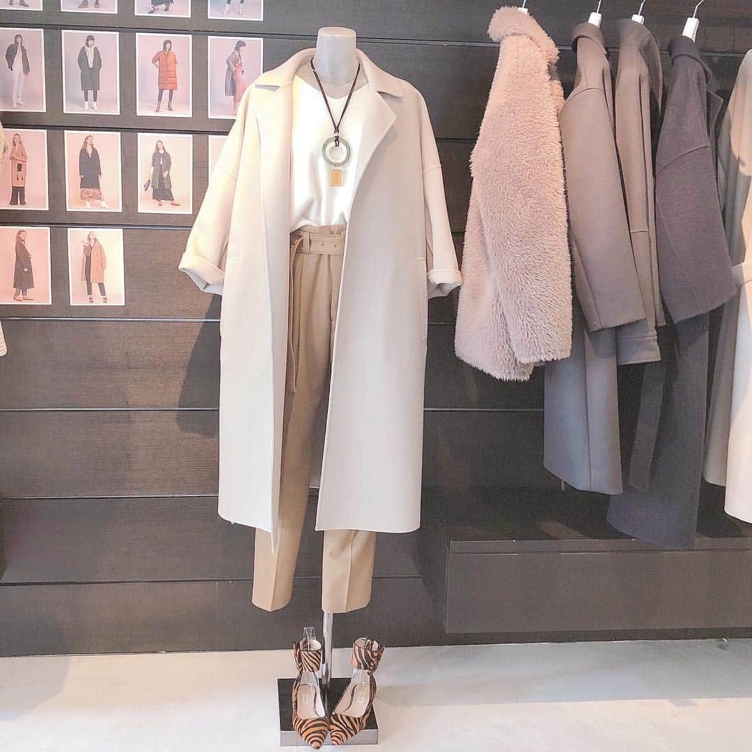 Mameのインスタグラム：「STUNNING LURE 2018 winter exhibition . 大好きな#stunninglure の展示会にお邪魔させて頂きました✨ シルエットがキレイで軽くて(これ大事) ONでもOFFでも活躍しそうなブラックのリバーコートなどをオーダー❤️ 冬は割と苦手だけど、このコートを着る楽しみが出来ました💕💕」