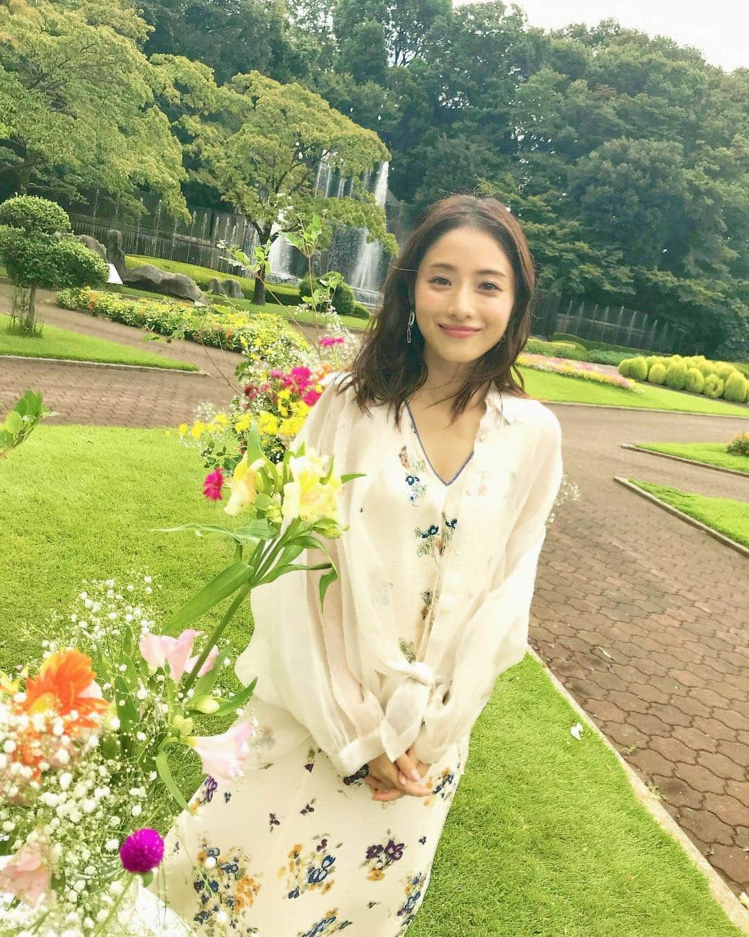 日本テレビ「高嶺の花」さんのインスタグラム写真 - (日本テレビ「高嶺の花」Instagram)「‪『#高嶺の花』ご視聴ありがとうございました！‬ ‪最後までももと直人の恋の行方、月島家・商店街チームの事を見守っていただき、本当に感謝です！‬ ‪少しずつ、キャストのオールアップの様子やオフショットなど紹介していきますね☆‬ ‪#石原さとみ #峯田和伸‬」9月13日 15時54分 - takanehana_ntv
