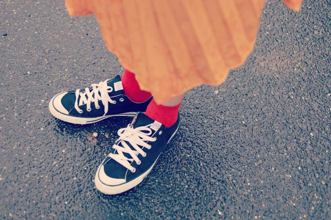 松本さゆきのインスタグラム：「, #コンバース #黒 #カニ カニを探せ🦀🦀🦀 ※見つけても何もありません。」