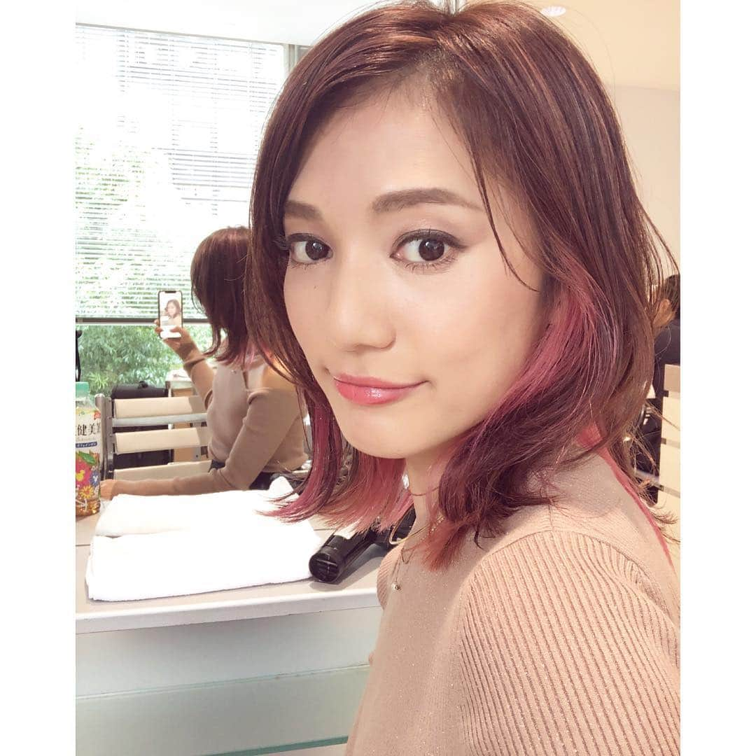 戸崎奈津さんのインスタグラム写真 - (戸崎奈津Instagram)「#シュワルツコフ さんの  セミナーモデル&撮影でこのインナーカラー✨‼︎ １日で暗く戻しちゃったのが勿体ない！！ 2枚目はアレンジ&メイク後です💄 シュワルツコフのシャンプーは普段から愛用してるのですが本当に良いです✨😻 #シュワルツコフ #大阪  #ヘアモデル #セミナー #撮影モデル #ブリーチ #カラー #グレイカラー #シュワルツコフセミナー #インナーカラー #ハイライト #撮影 #メイク #schwarzkopf #professional #hair #color #model  #shampoo #haircolor #hairstyles #followｍe」9月13日 16時27分 - naa_tsu0827