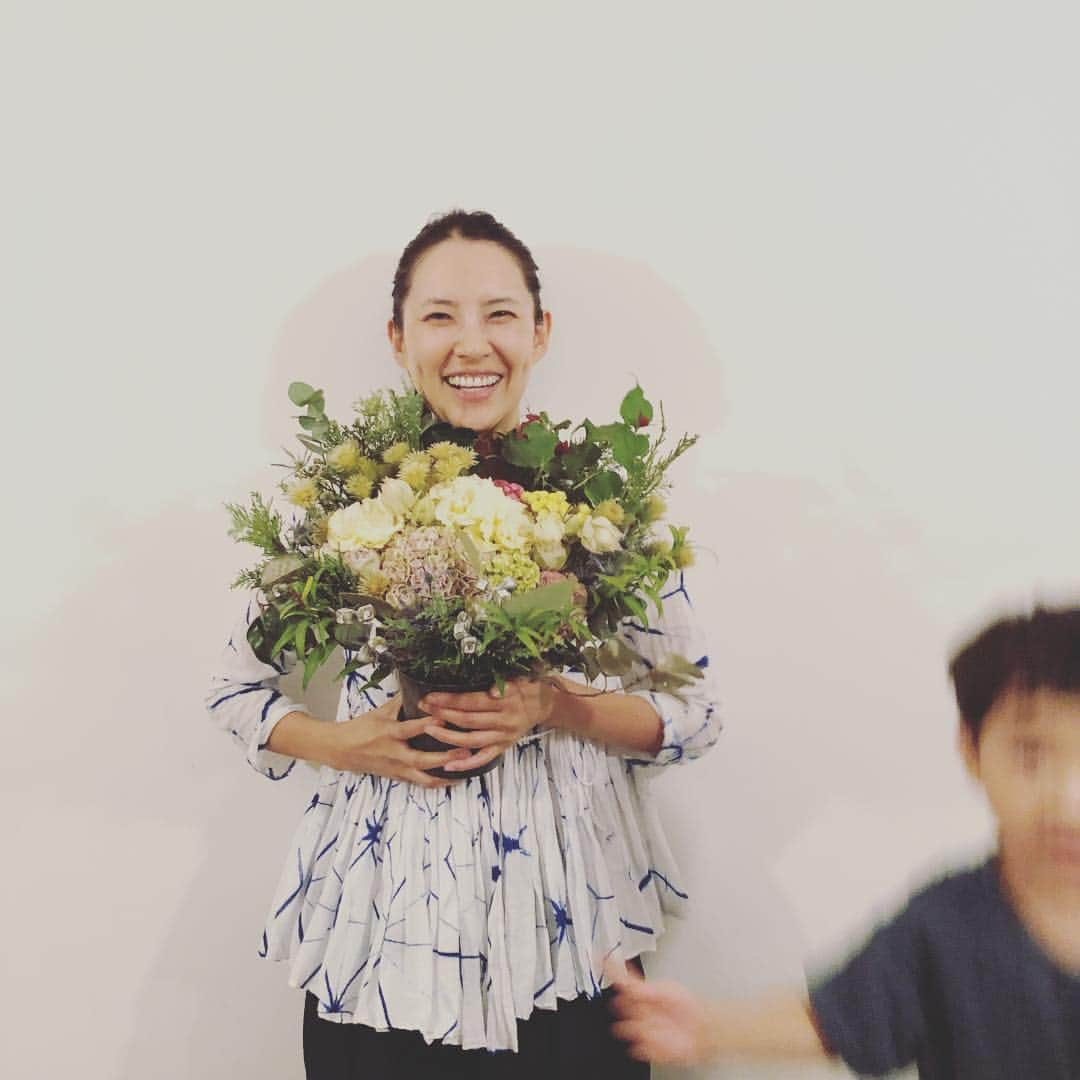 浜島直子さんのインスタグラム写真 - (浜島直子Instagram)「酔っ払いのエロ目、ではございません（笑） 私のホーム、LEE編集部からいただいたお花に酔いしれてるところ💐 嬉しい〜！！愛羅武勇❤️ ありがとうございます！！😭❤️ ・ そして今日は、イメージキャラクターをやらせていただいているメビウス製薬の撮影でした。 これまたすんばらすぃお花を、ありがとうございます😍💕 制作チームはスタディオクリップのTシャツまで着てきてくれて（笑）！ 皆さんのお気遣いに心から感謝。ありがとうございます❤️ ・ 北くん！「もらって嬉しいものナンバーワンはヤエカの靴下🧦」ってメイク中盛り上がって最後にプレゼントで出てくるって、プロかっ（笑）‼️ ありがとう〜〜😆🙏💕 ・ ミキヤン！私が探し求めていた足袋タイツ、嬉しすぎるーー😭‼️✨✨ 今日も足袋サボだったからその場で履いちゃおうかと思ったよ（笑） ありがとう😊❤️ ・ 誕生日だった昨日は、家族でデザインあ展を観に行きました。 旦那に「何が欲しい？」と聞かれて、本当に嘘でも遠慮でも何でもなく、ゆっくりみんなで過ごしたい、と。 デザインあ展を観て、ランチして、遊んで、観覧車に乗って。夜は近所のイタリアンをテイクアウトして家でのんびり。 本当にありがとう。 皆さんからのおめでとうのコメントも本当に嬉しいです！！ 感謝でしかありません。本当にありがとうございます。 よし！たくさん笑顔をもらったから、私も笑顔を循環させられるように、42歳の年も張り切って頑張ります！ どうぞよろしくお願いいたします😊😊😊 ・ #magazinelee  #メビウス製薬 #最後の写真は #なぜか昨日カントリーマームの匂いだった #息子の頭を遠慮なく嗅いでるところ🤣」9月13日 17時17分 - hamaji_0912