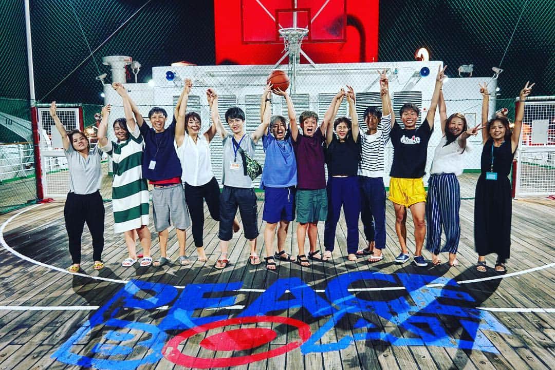 キットチャンネルのインスタグラム：「・ 船の上でバスケしました！ こんな大人数で動画撮ったの はじめて！！ ・ 体力もない。27歳2人 ・ ・ ・ #ピースボート #peaceboat #バスケ #basketball #船 #boat #basketball🏀 #キットチャンネル #スポーツ #sport」