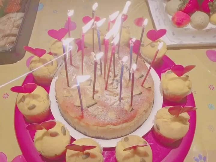 米田みいなのインスタグラム：「ロウソクちゃんと17本立てた👏🏻 でも、なんか真ん中火事ってる笑 ロウソクパチパチするやつ🎆 ママの手作りかぼちゃケーキ最高でしたとさ。 #birthdaycake #誕生日ケーキ #誕生日 #ケーキ #17 #かぼちゃケーキ #ロウソク #カップケーキ」