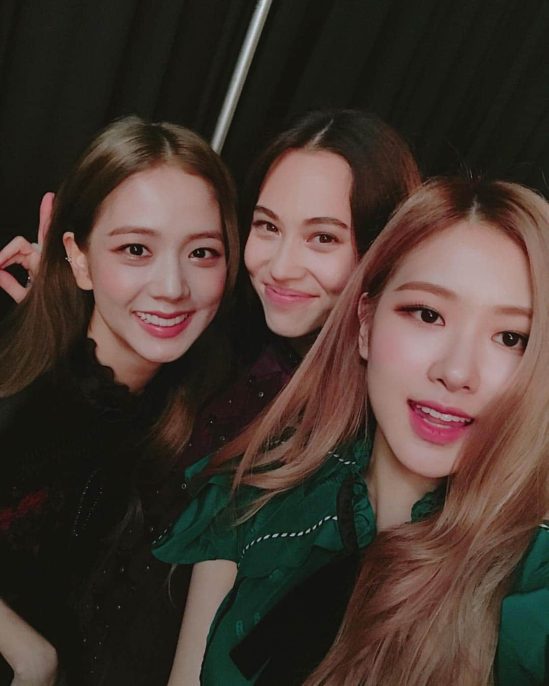 ロゼさんのインスタグラム写真 - (ロゼInstagram)「with these lovely onnies 💝😘🤳 @coach #CoachSS19」9月13日 17時45分 - roses_are_rosie