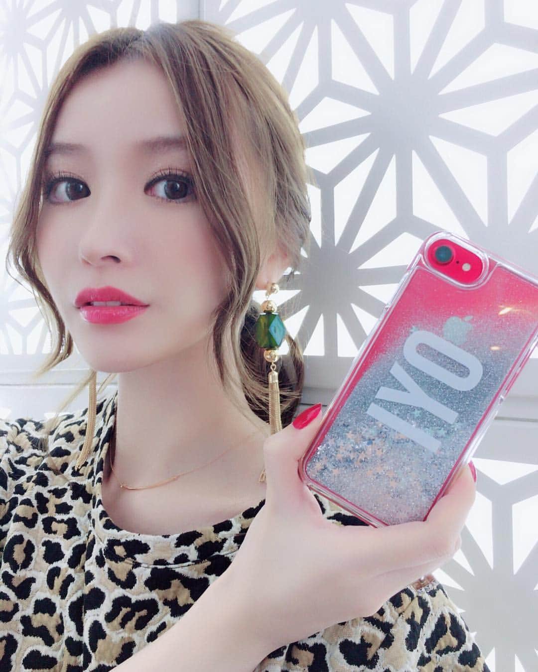 吉見衣世さんのインスタグラム写真 - (吉見衣世Instagram)「ボロボロだったiPhoneケース やっと変えたー🤣 ・ ・ @re__id のiPhoneケース📱❤️ ・ ・  可愛いすぎてずっと眺めてる🙈✨ ・ ・ みんなお揃いにしよー😊💕 ・ ・ #re_id #リーアイディー #オリジナルiPhoneケース #アイフォンケース #世界にひとつだけのiPhoneケース」9月13日 17時50分 - iyori_nu